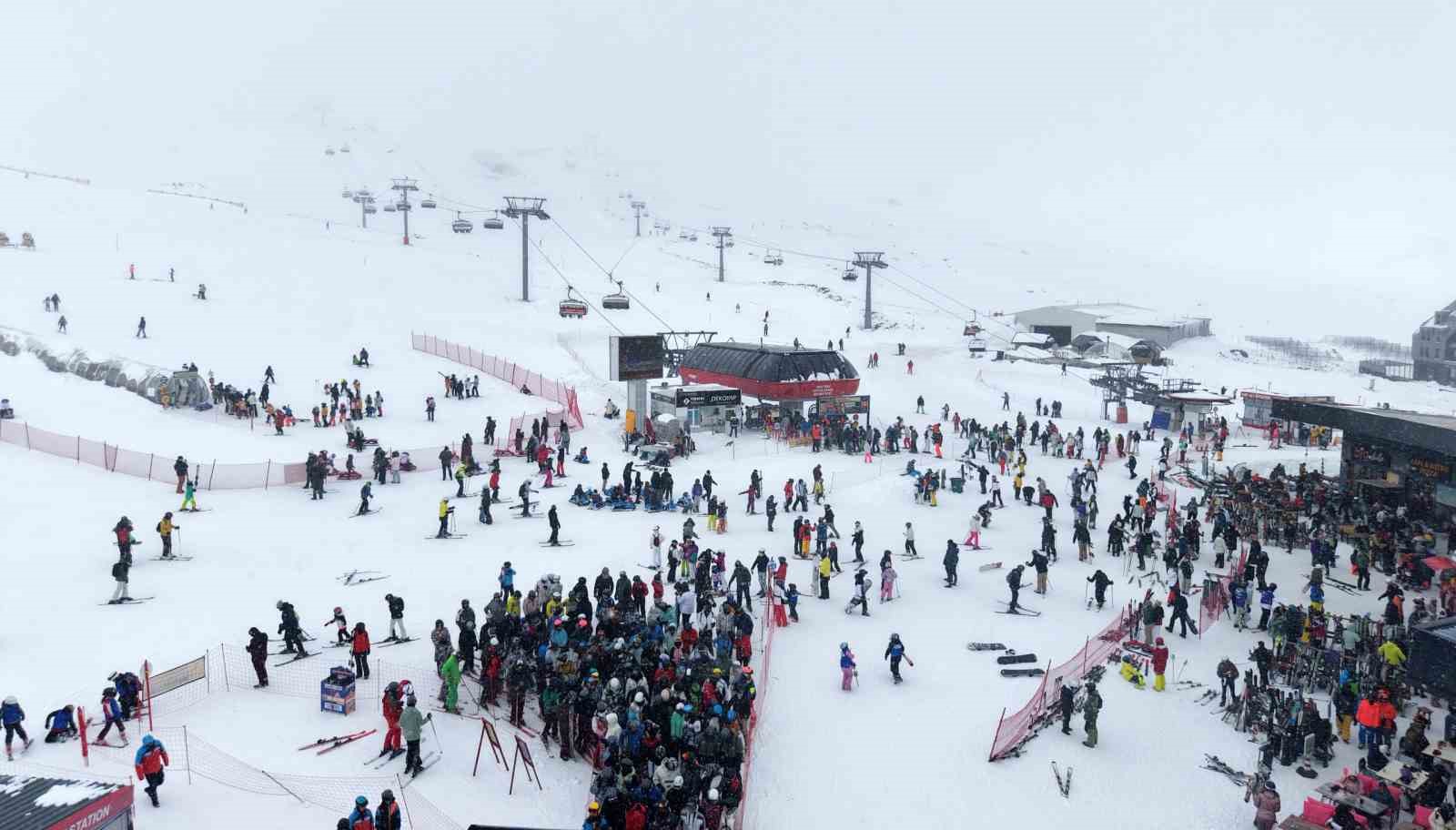 Erciyes sömestirin ilk hafta sonunda 250 bin kişiyi ağırladı