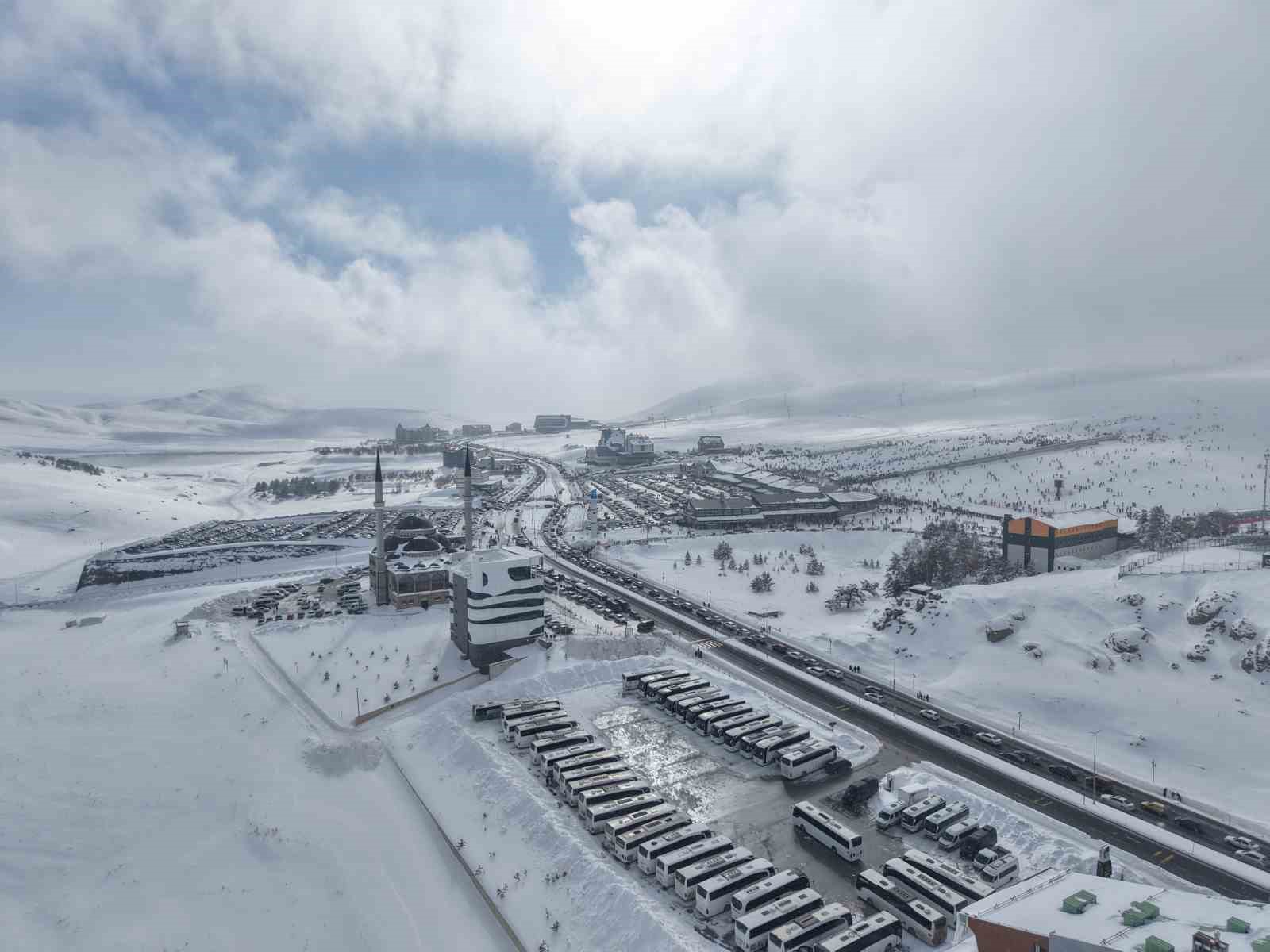 Erciyes sömestirin ilk hafta sonunda 250 bin kişiyi ağırladı