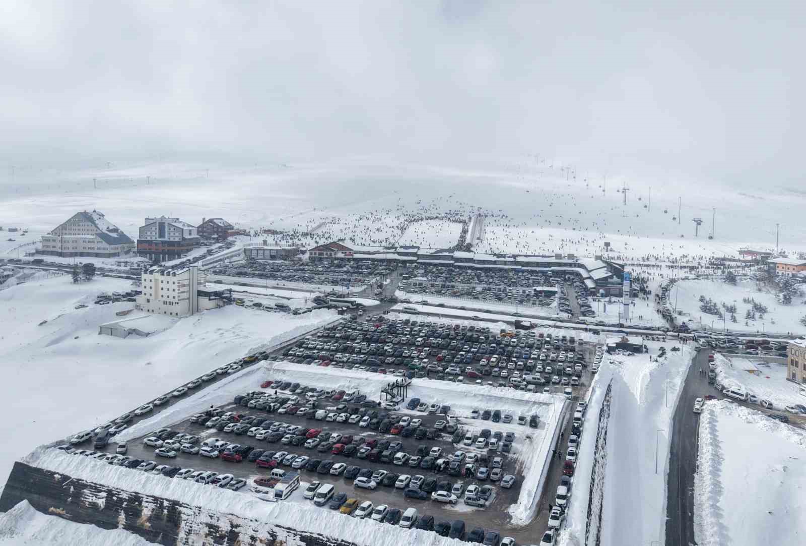 Erciyes sömestirin ilk hafta sonunda 250 bin kişiyi ağırladı