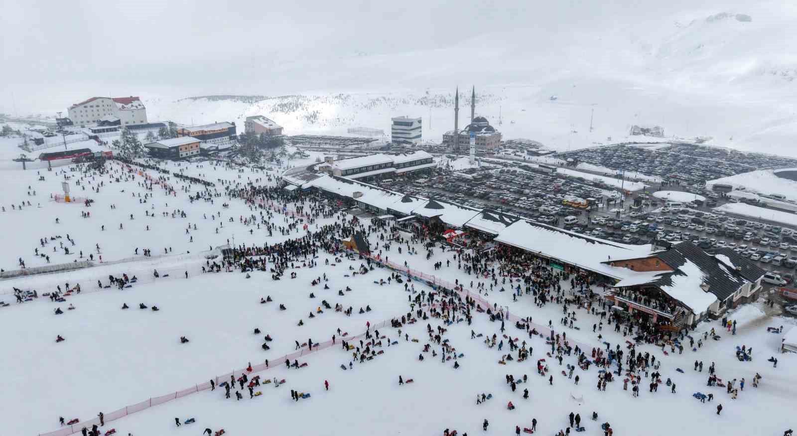 Erciyes sömestirin ilk hafta sonunda 250 bin kişiyi ağırladı