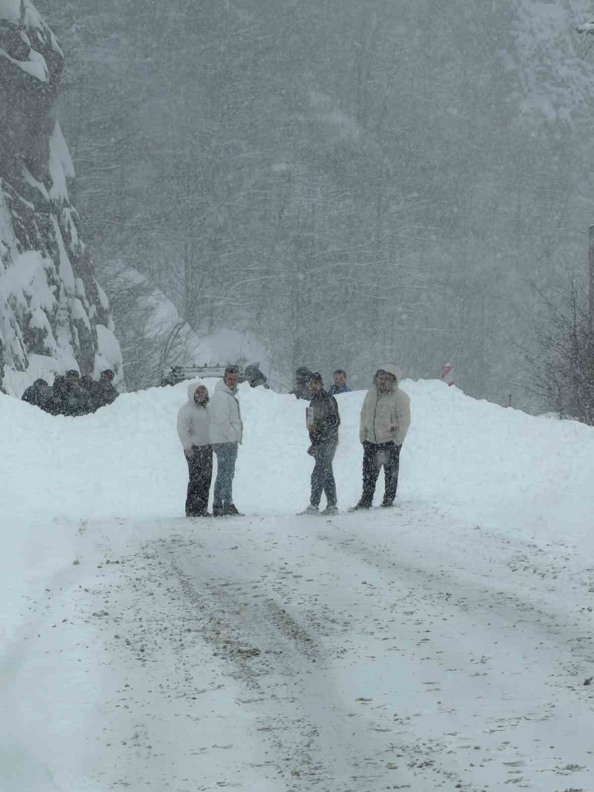 Trabzon-Bayburt karayolu Tilkibeli mevkiinde çığ