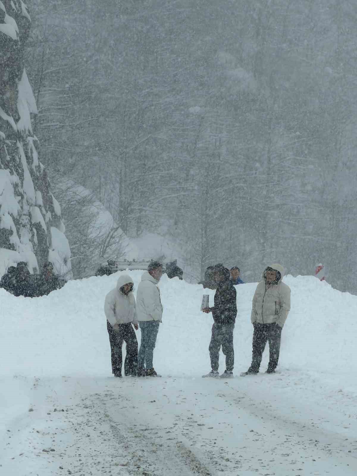 Trabzon-Bayburt karayolu Tilkibeli mevkiinde çığ
