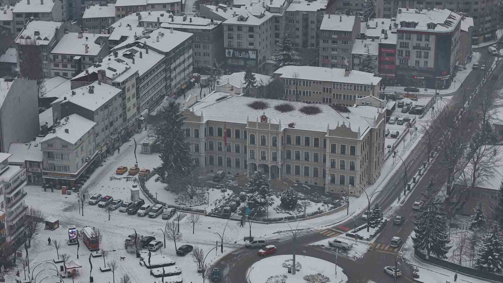Bolu’da kar yağışı sürüyor: Kış güzelliği havadan görüntülendi