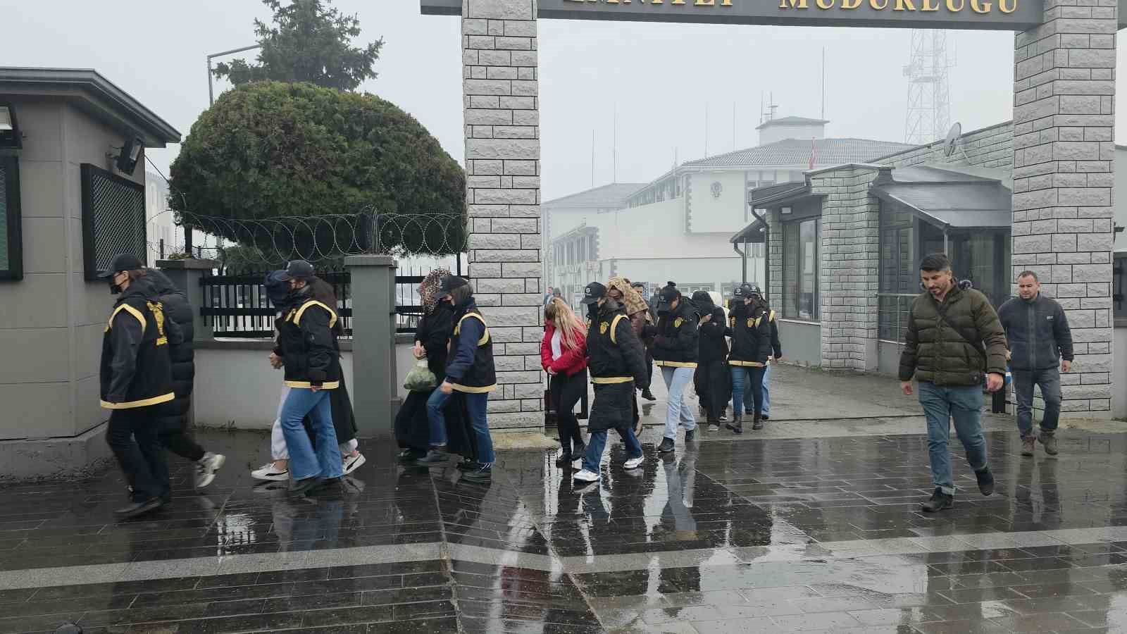 Fuhşa aracılık iddiasıyla gözaltına alınan 9 kadın adliyeye sevk edildi