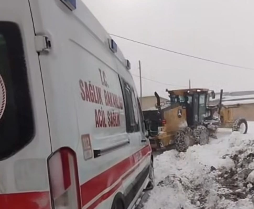 Darende Belediyesi’nin karla mücadele çalışmaları kesintisiz sürüyor