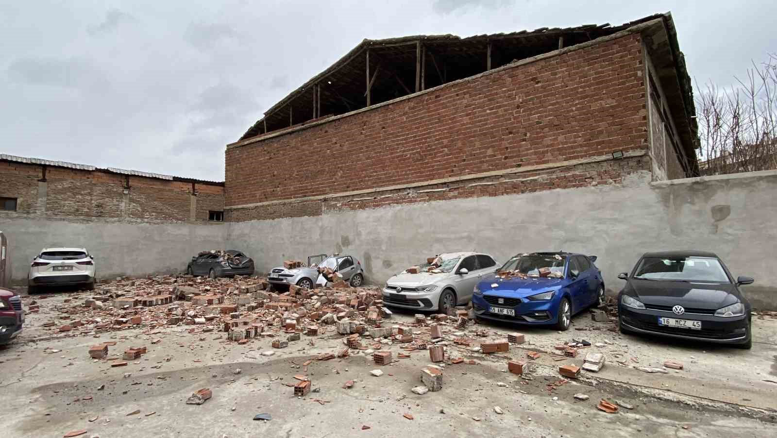 Metruk binanın çatı duvarı otoparka devrildi, 6 araçta hasar oluştu