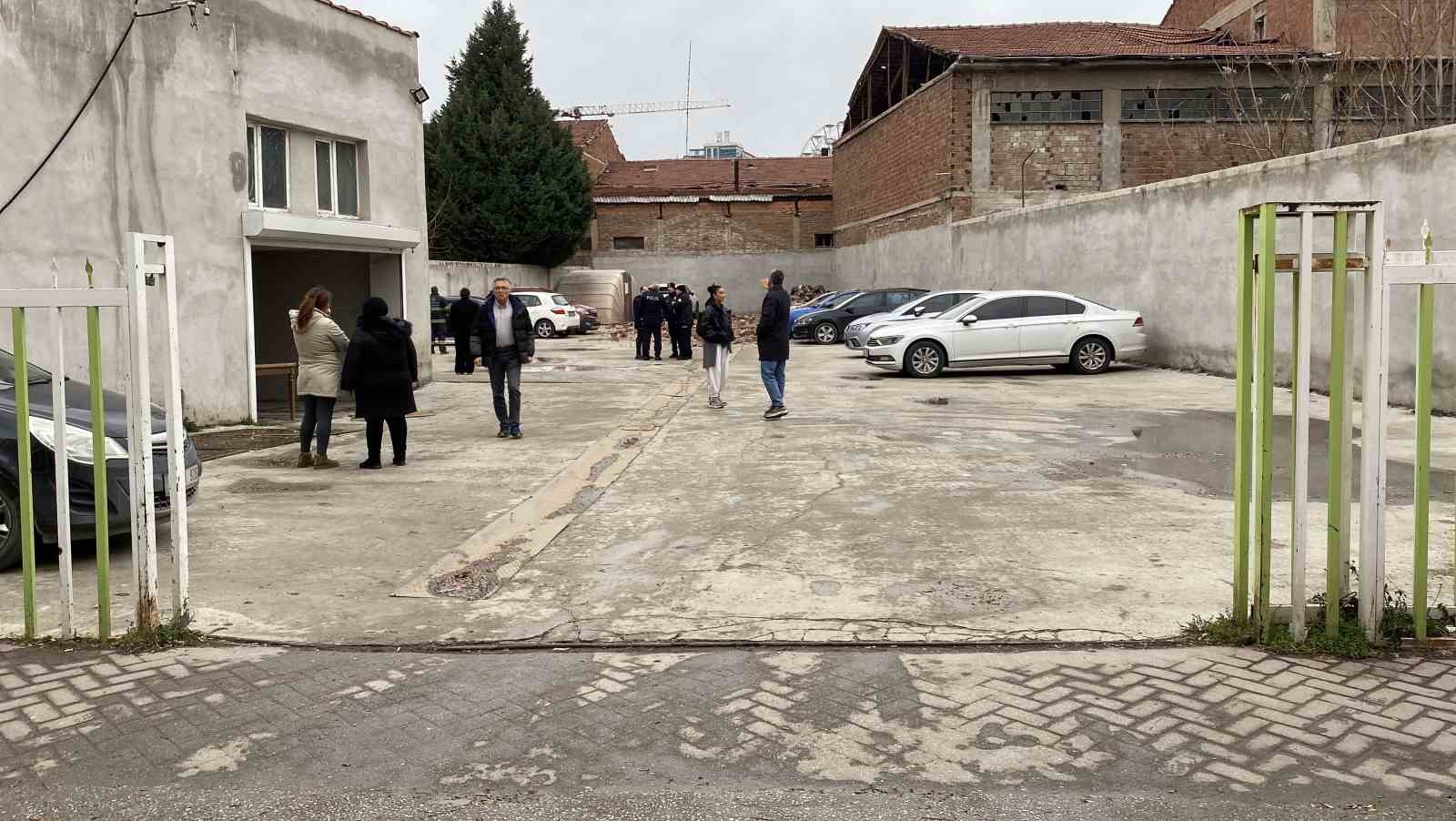 Metruk binanın çatı duvarı otoparka devrildi, 6 araçta hasar oluştu