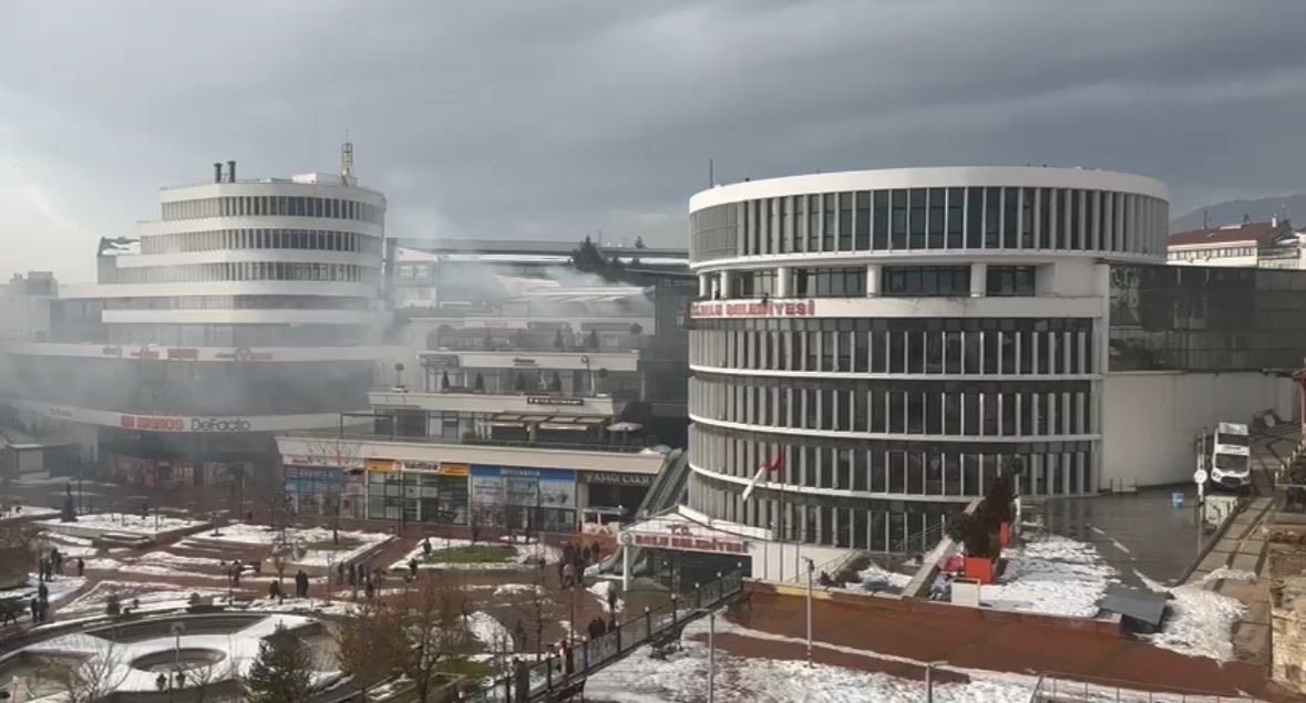 Bolu’da elektrik kaynaklı çıkan baca yangını, etrafı dumana boğdu