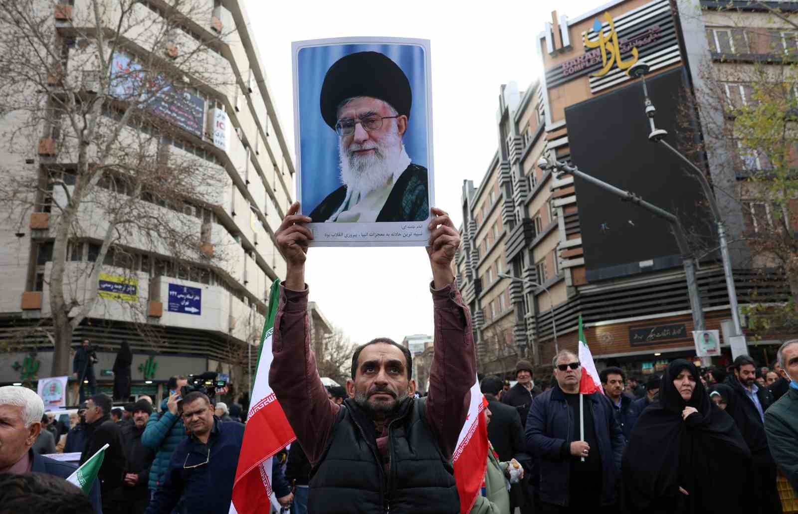 İran’da şiddet eylemlerinde ölen güvenlik güçleri ve sivilleri binlerce kişi uğurladı