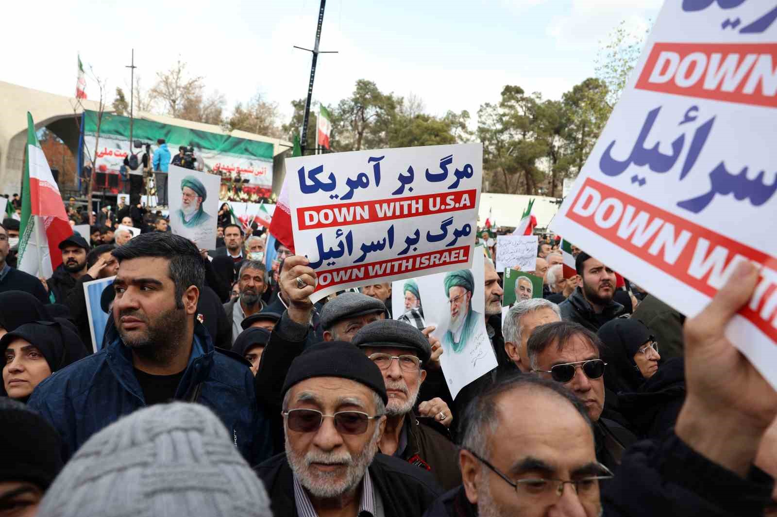 İran’da şiddet eylemlerinde ölen güvenlik güçleri ve sivilleri binlerce kişi uğurladı