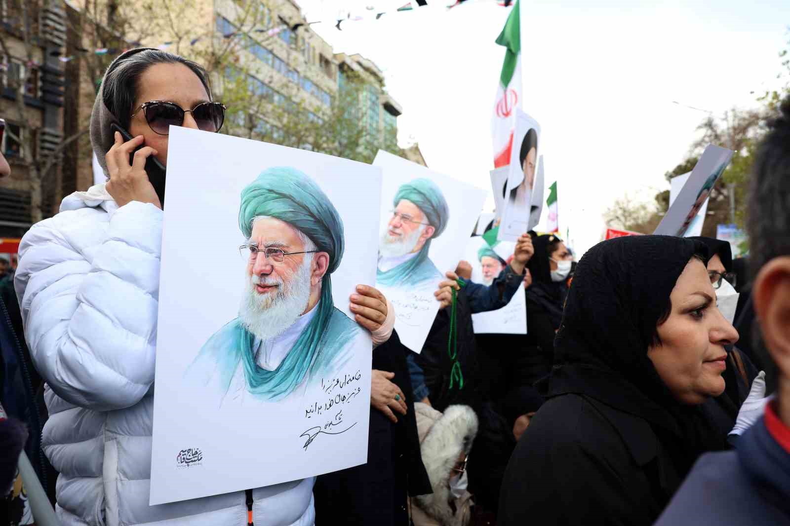 İran’da şiddet eylemlerinde ölen güvenlik güçleri ve sivilleri binlerce kişi uğurladı