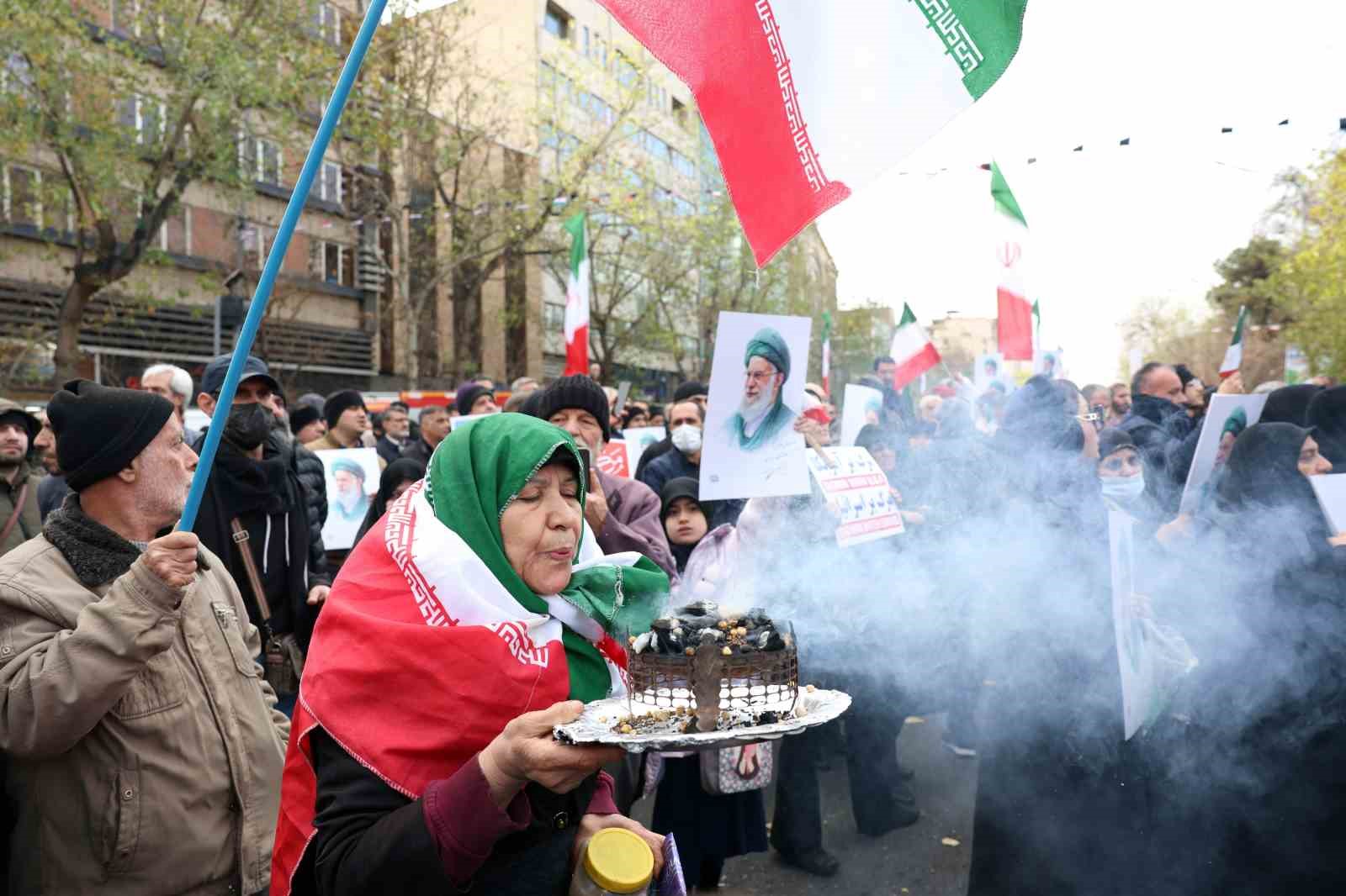 İran’da şiddet eylemlerinde ölen güvenlik güçleri ve sivilleri binlerce kişi uğurladı