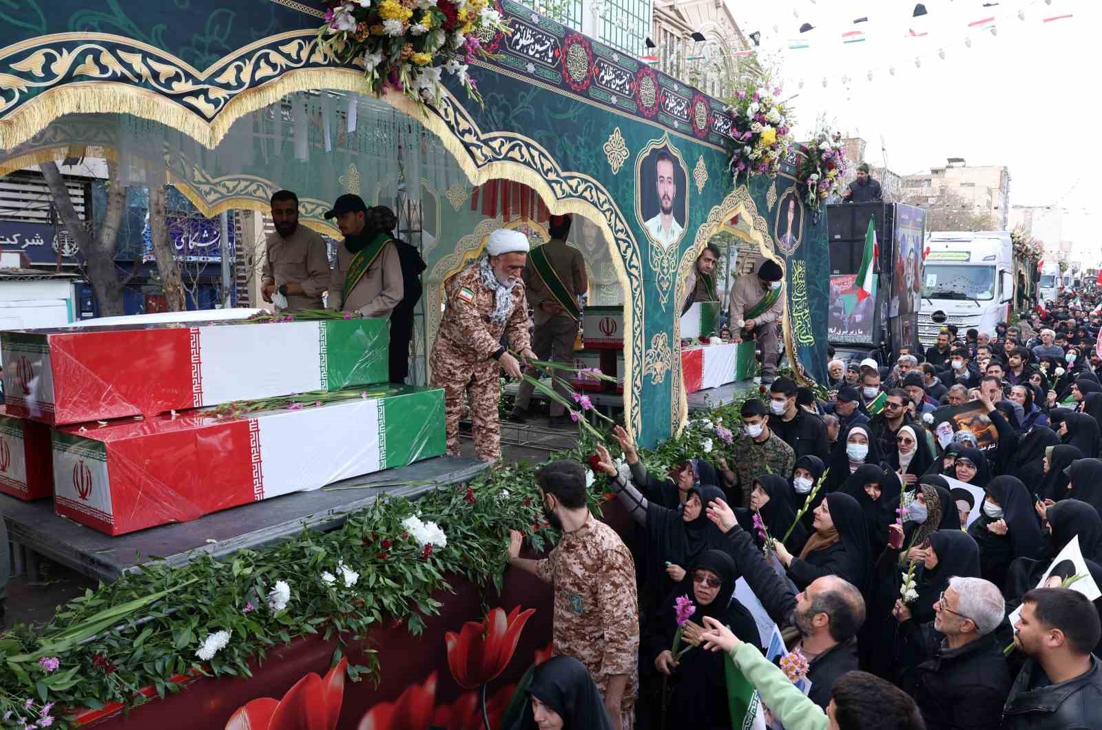İran’da şiddet eylemlerinde ölen güvenlik güçleri ve sivilleri binlerce kişi uğurladı