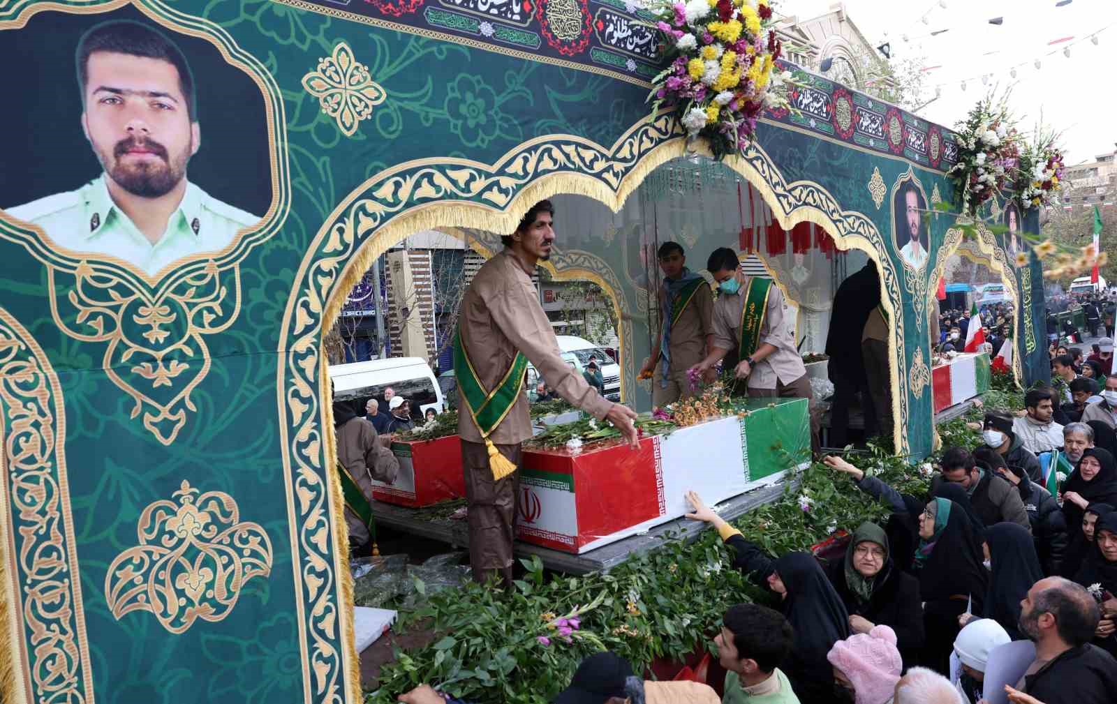 İran’da şiddet eylemlerinde ölen güvenlik güçleri ve sivilleri binlerce kişi uğurladı