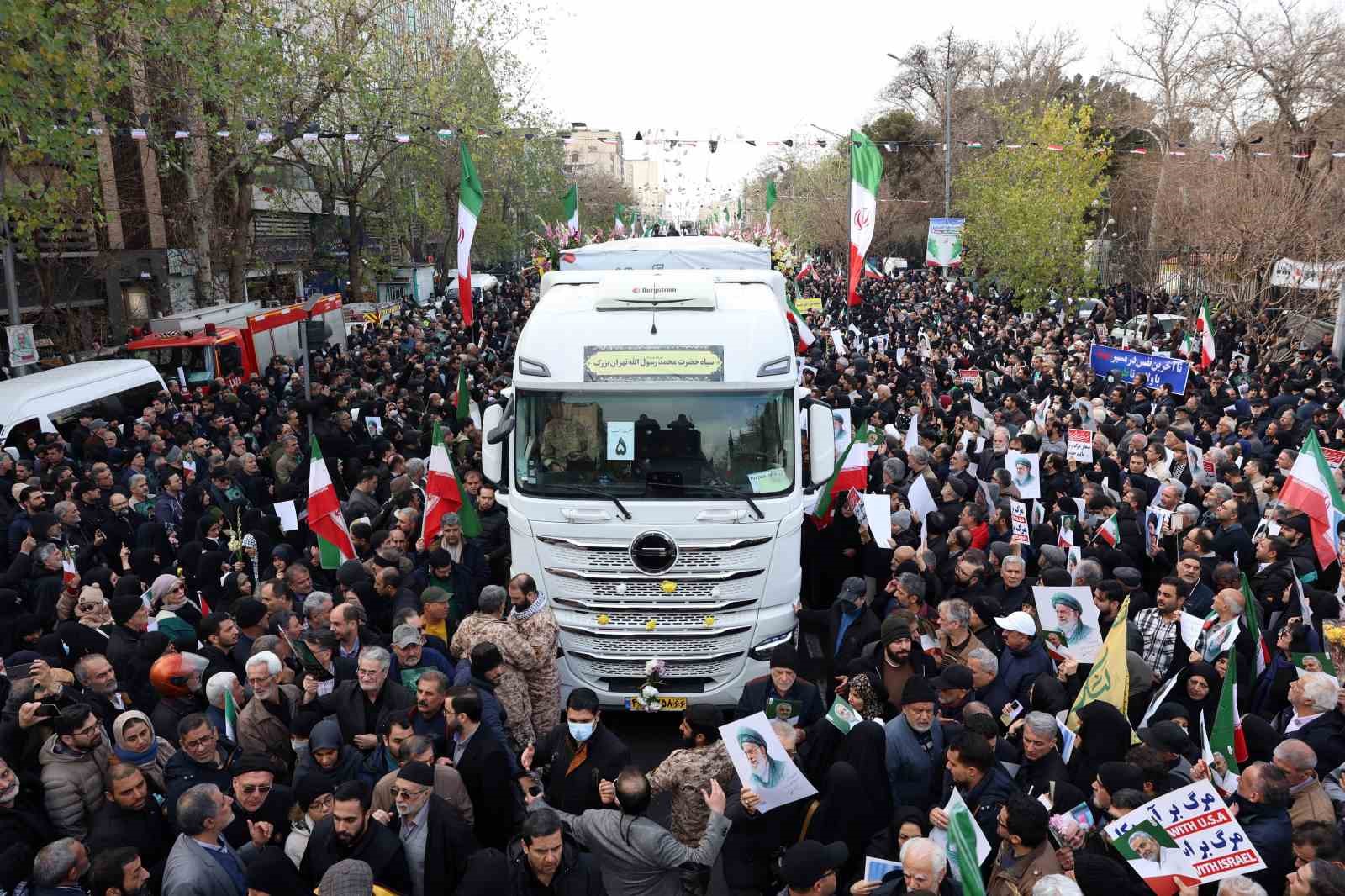 İran’da şiddet eylemlerinde ölen güvenlik güçleri ve sivilleri binlerce kişi uğurladı