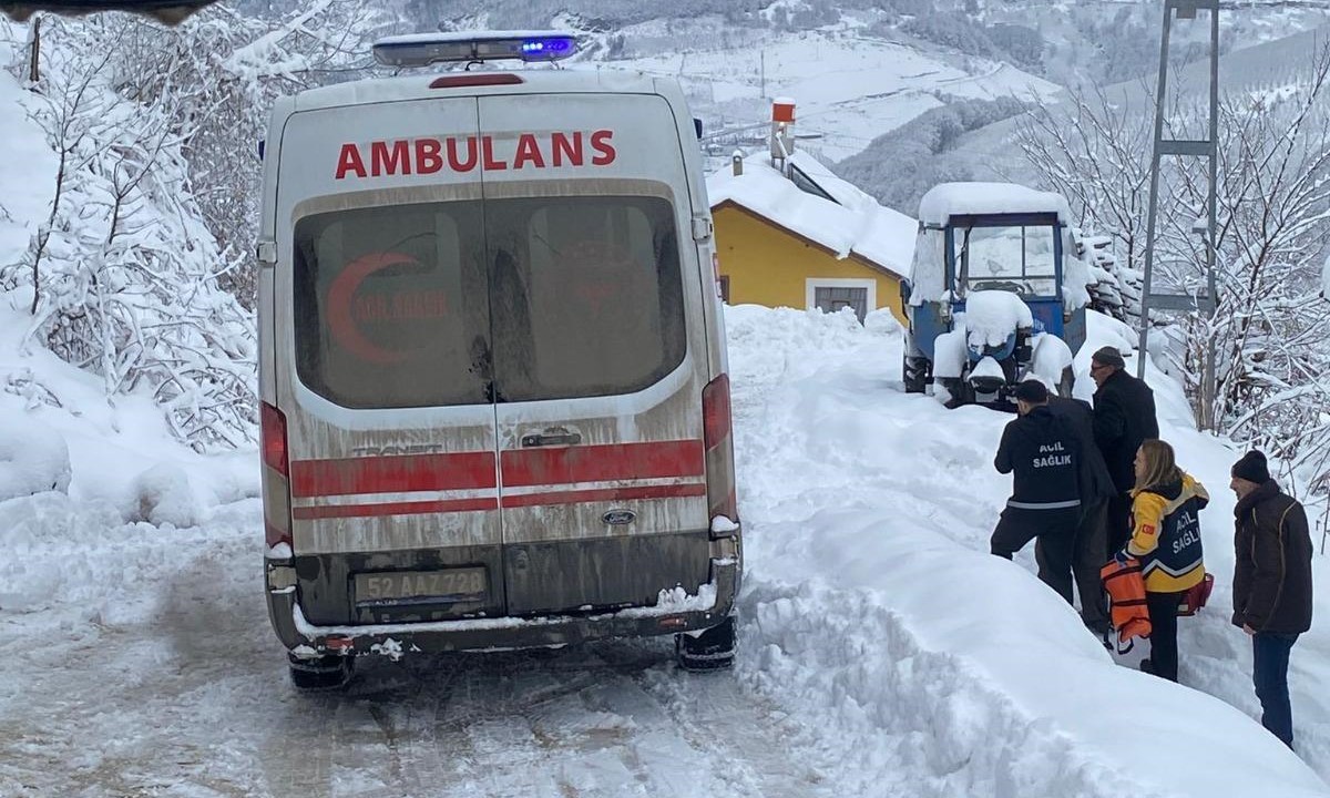 Ordu’da yükseklerde kar kalınlığı 1,5 metreye ulaştı, bir günde 358 mahalle yolu açıldı