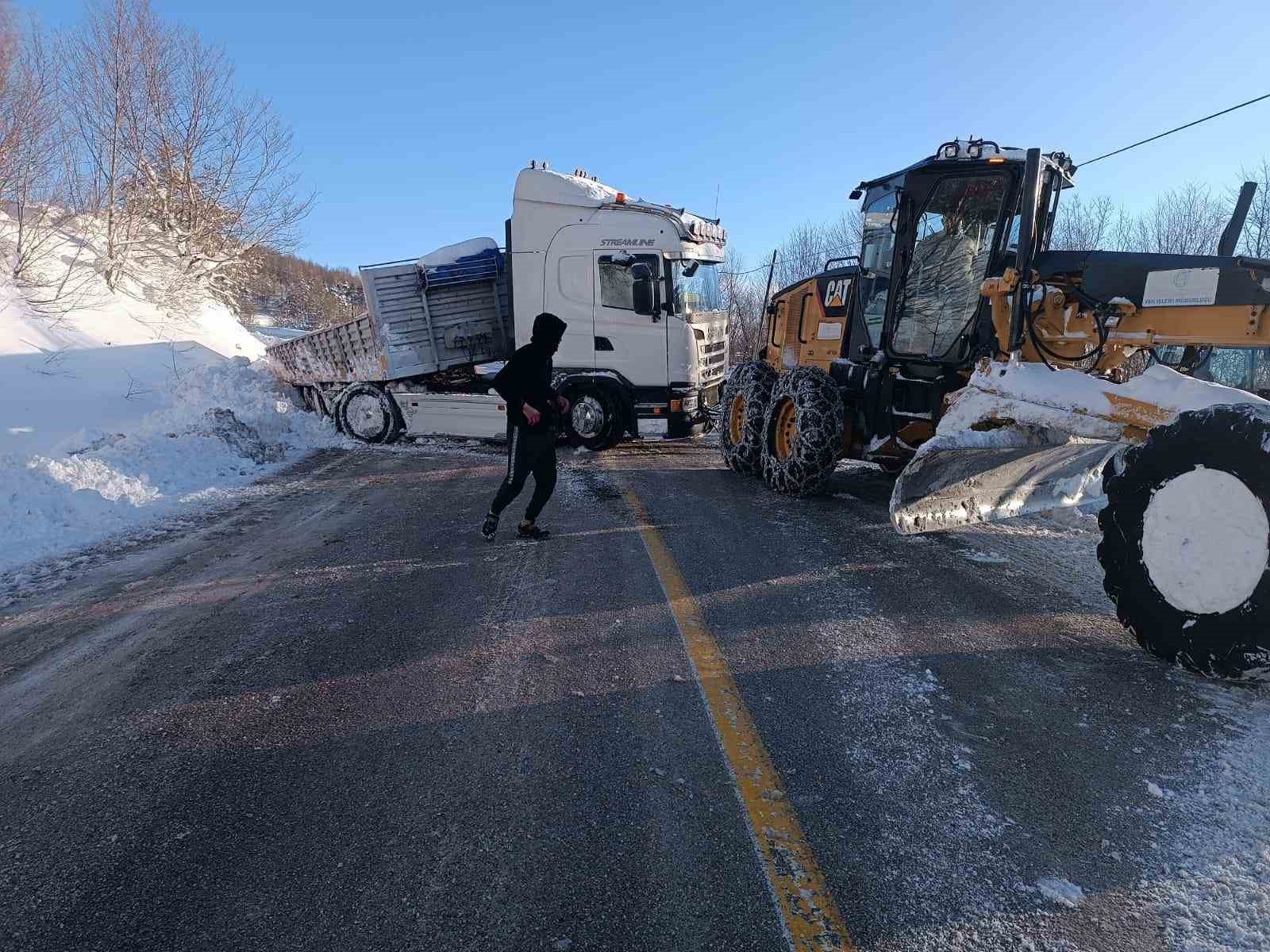 Ordu’da yükseklerde kar kalınlığı 1,5 metreye ulaştı, bir günde 358 mahalle yolu açıldı