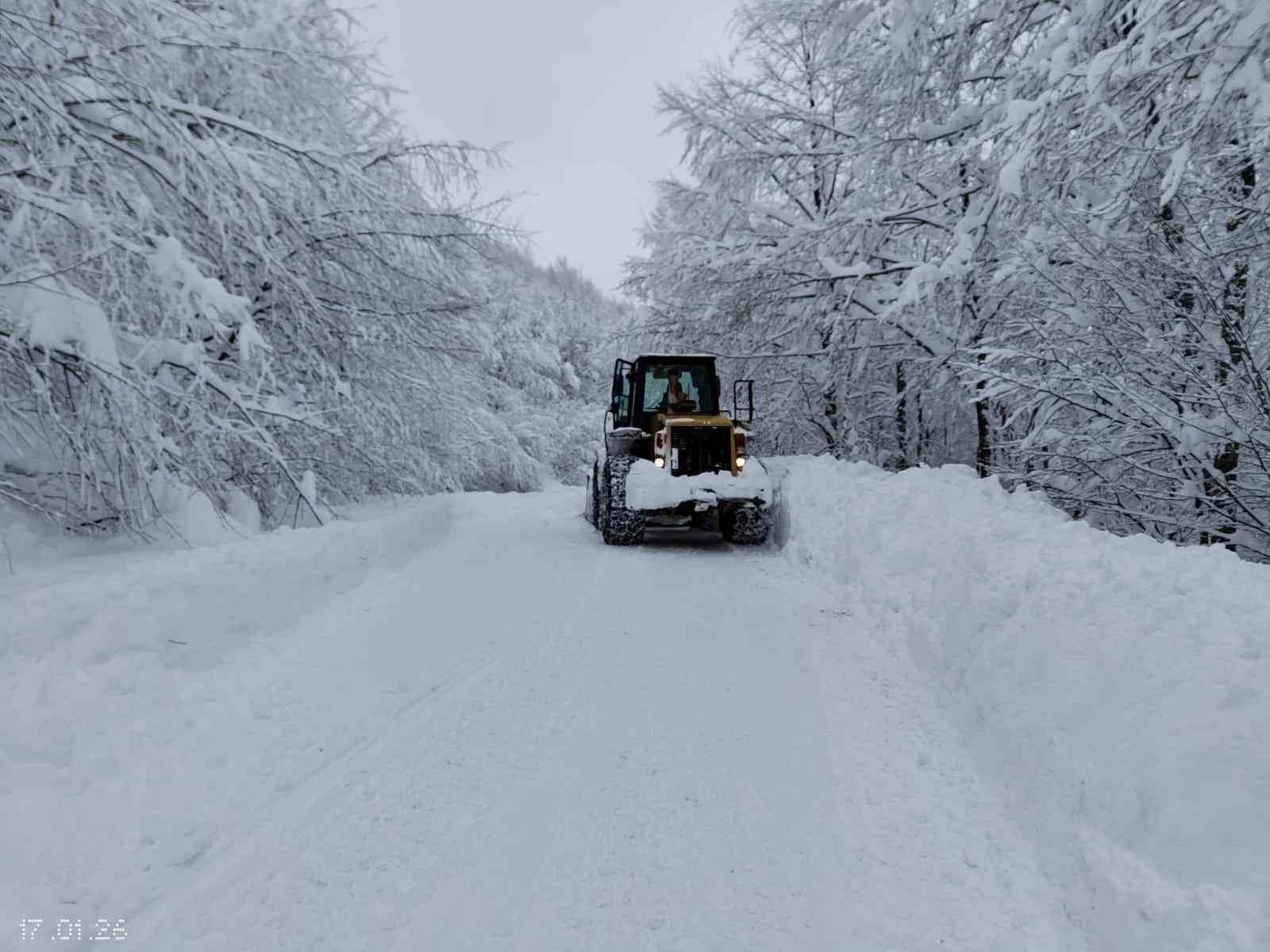 Ordu’da yükseklerde kar kalınlığı 1,5 metreye ulaştı, bir günde 358 mahalle yolu açıldı