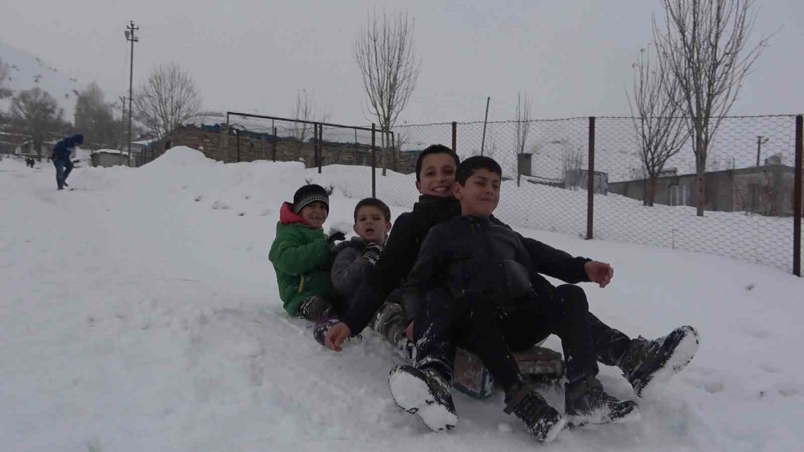 Hasköy’de çocuklar karın keyfini kayarak çıkardı