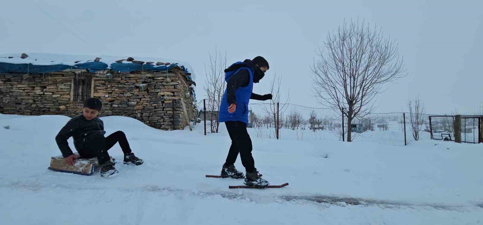 Hasköy’de çocuklar karın keyfini kayarak çıkardı