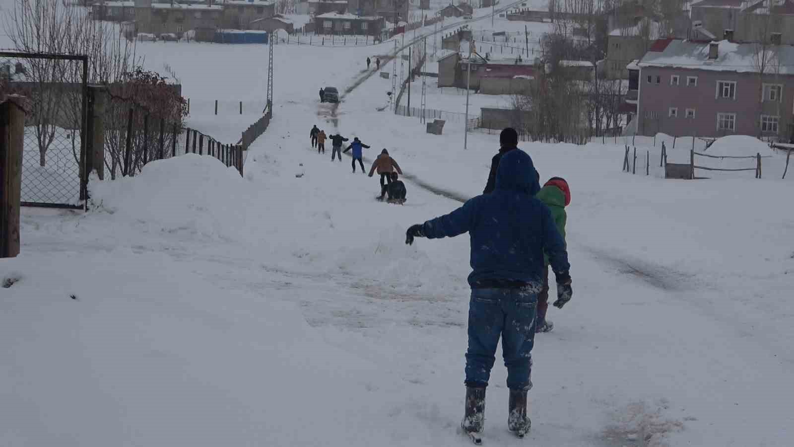 Hasköy’de çocuklar karın keyfini kayarak çıkardı