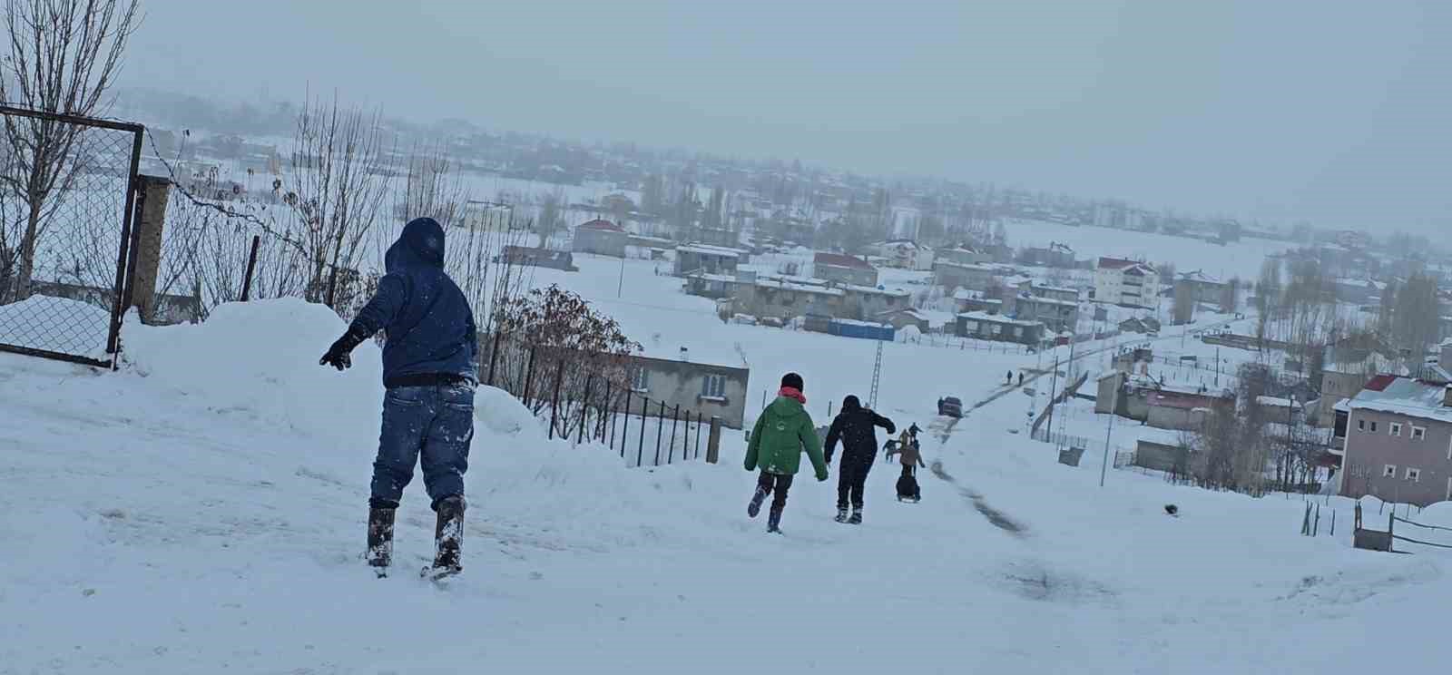 Hasköy’de çocuklar karın keyfini kayarak çıkardı