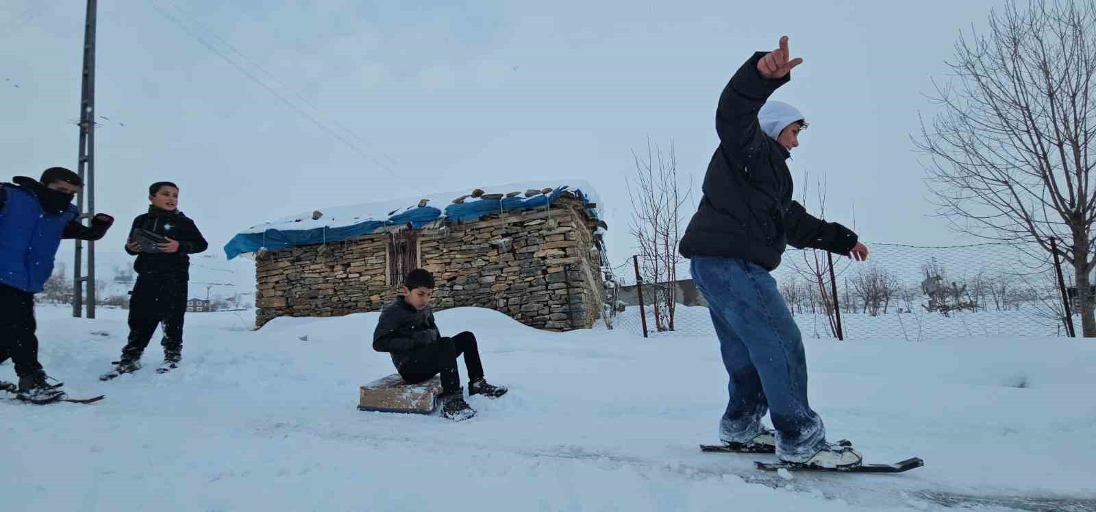 Hasköy’de çocuklar karın keyfini kayarak çıkardı