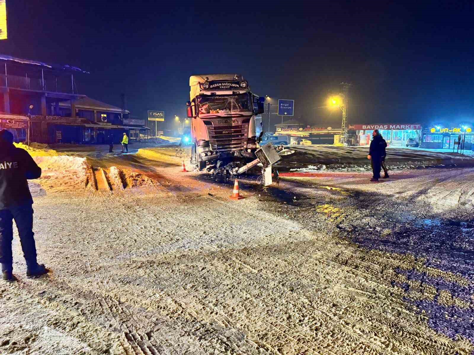 Elazığ’da tır kavşaktaki refüje çıktı:  1 yaralı