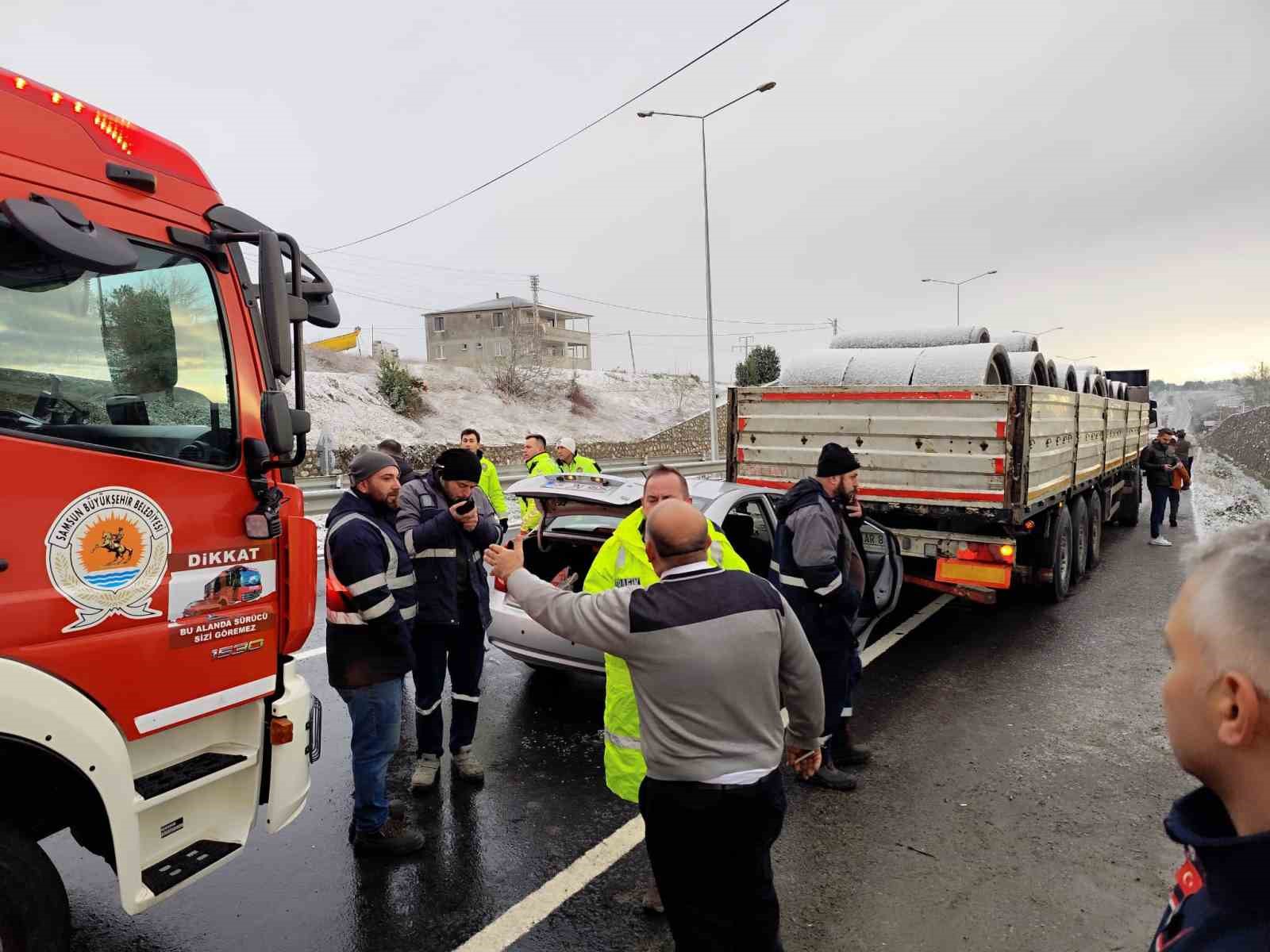 Yolcu midibüsü kazazede aileye çarptı: 1 ölü, 3 yaralı