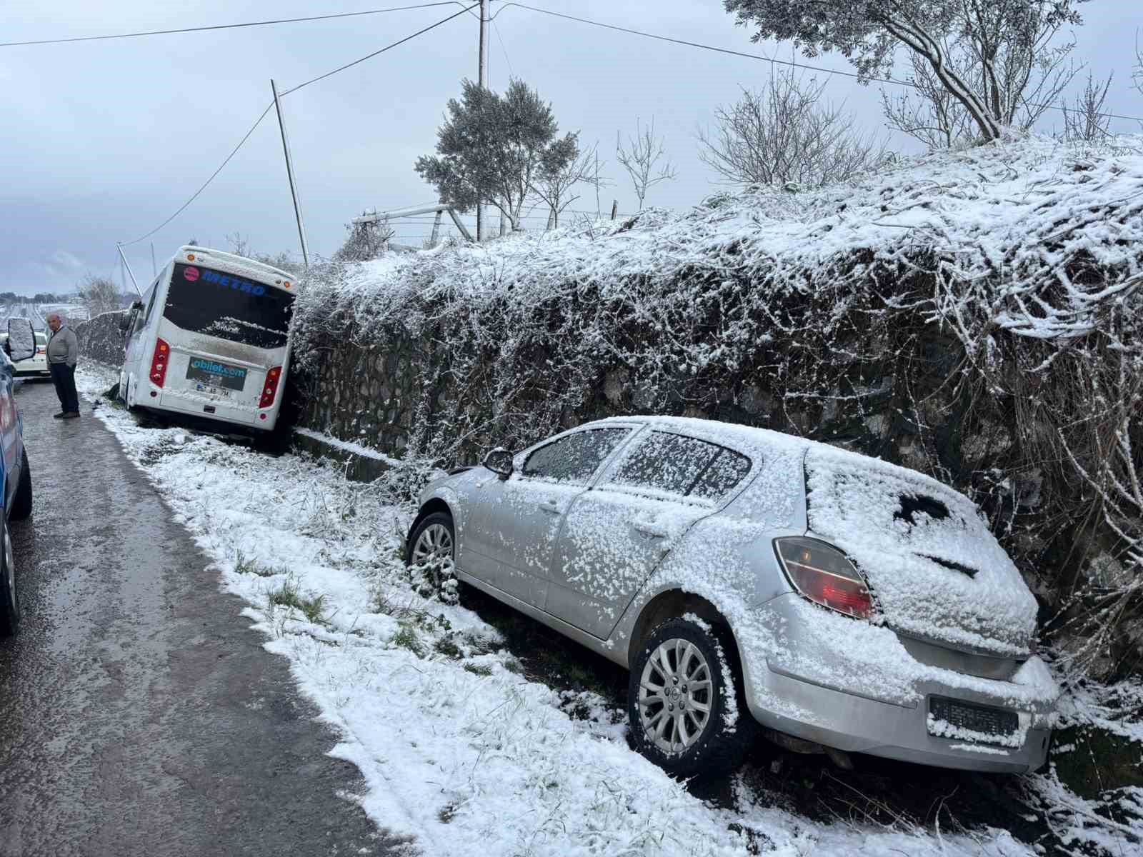 Yolcu midibüsü kazazede aileye çarptı: 1 ölü, 3 yaralı