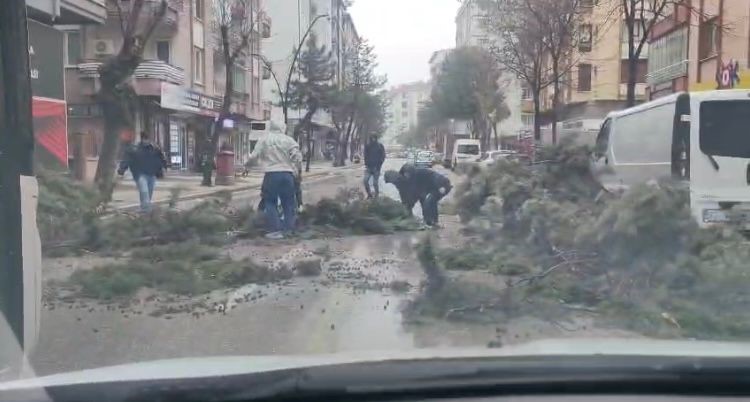 Isparta’da sağanak ve fırtına hayatı olumsuz etkiledi
