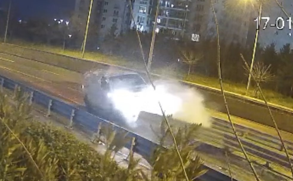 Alkollü sürücünün kullandığı araç bariyere ok gibi saplandı... O anlar kamerada