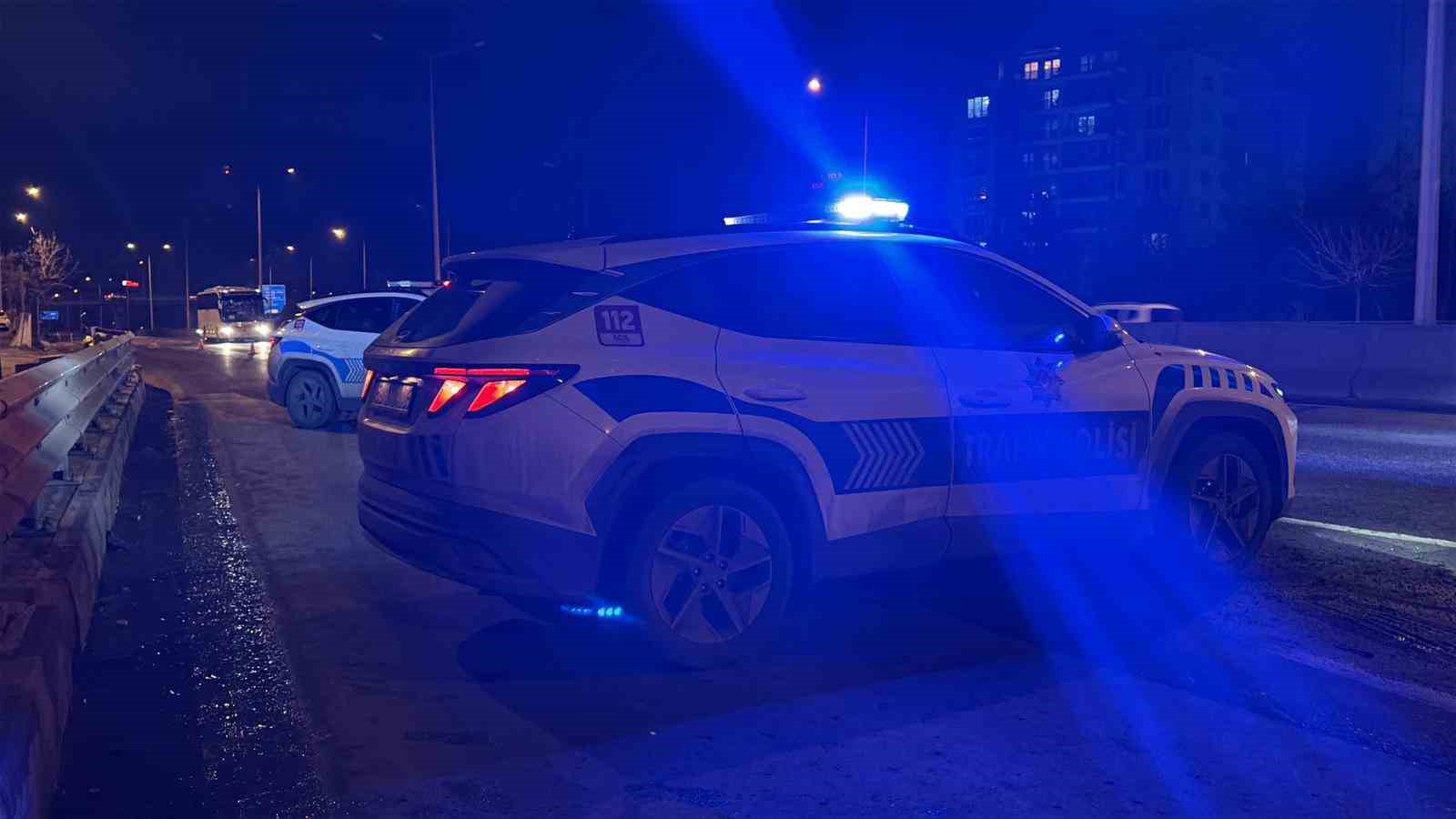 Alkollü sürücünün kullandığı araç bariyere ok gibi saplandı... O anlar kamerada