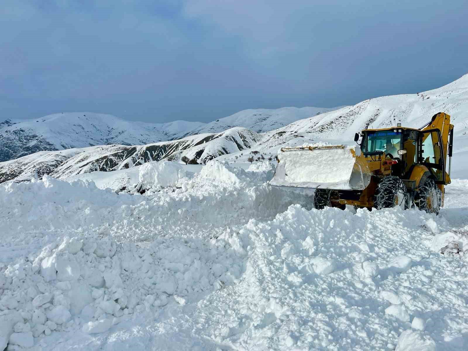 Kar kalınlığının yer yer 2 metreyi bulduğu bölgede yol açma çalışması