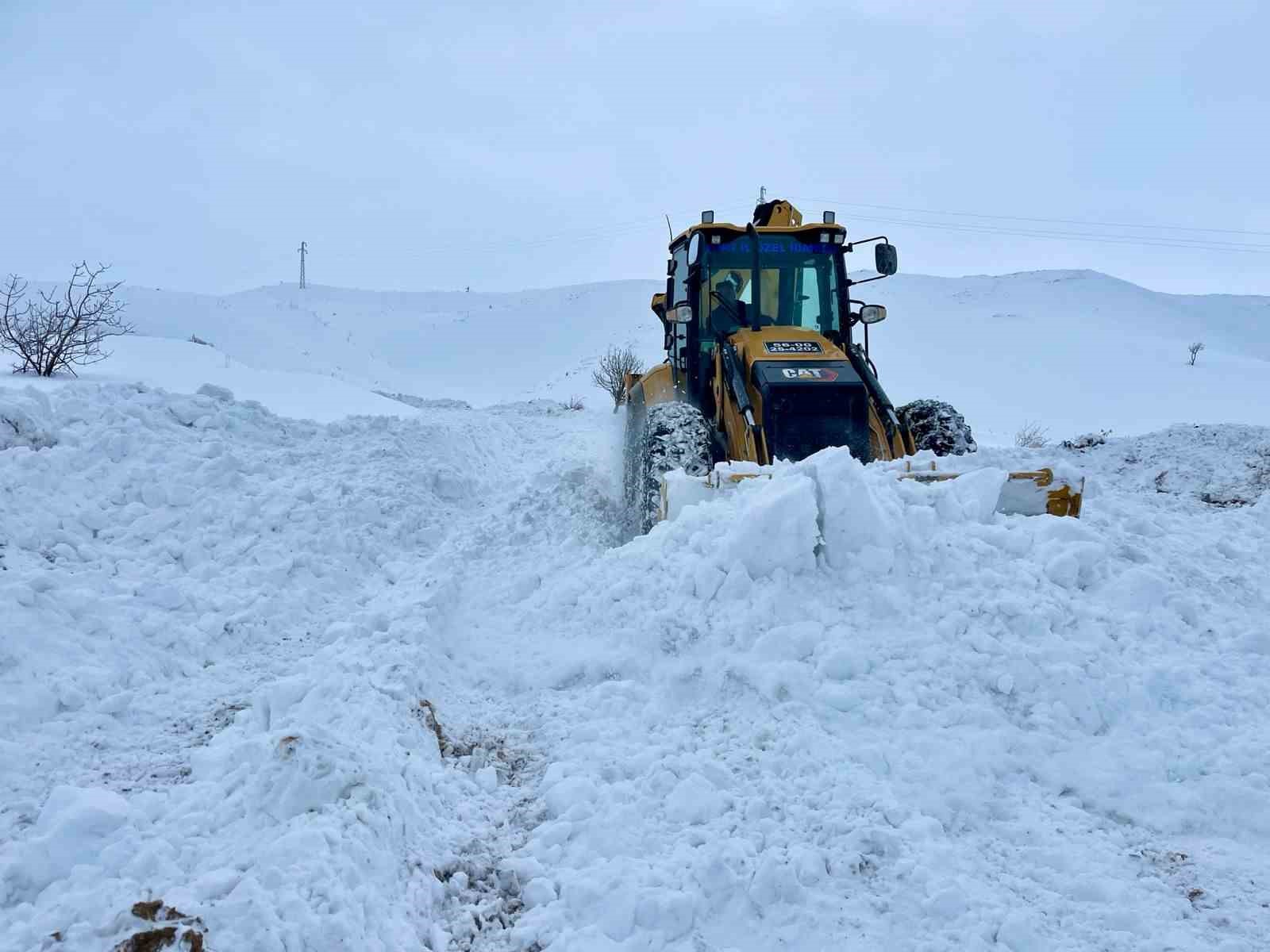 Kar kalınlığının yer yer 2 metreyi bulduğu bölgede yol açma çalışması