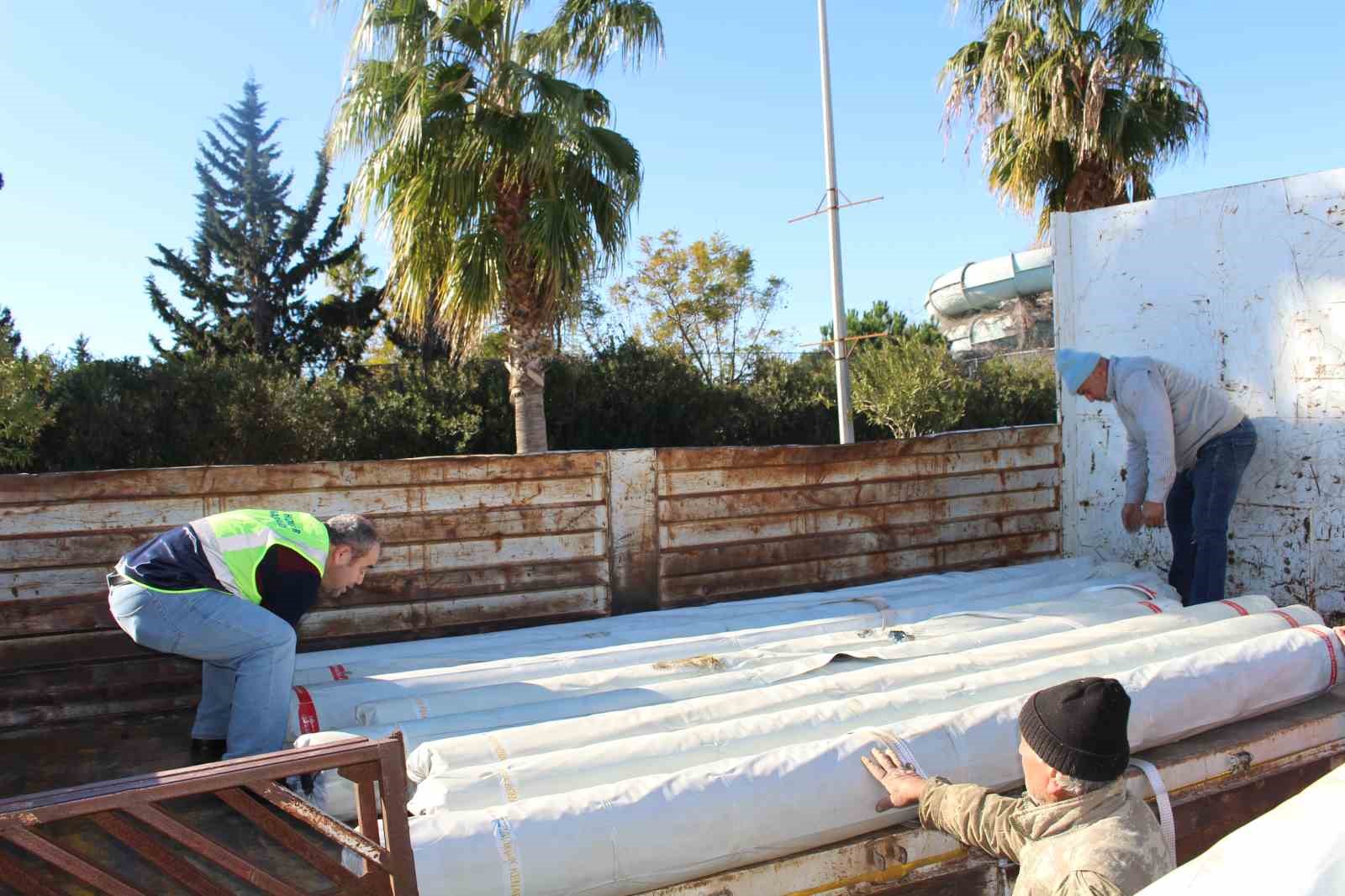 Büyükşehir Belediyesi’nden hortumdan zarar gören üreticiye destek