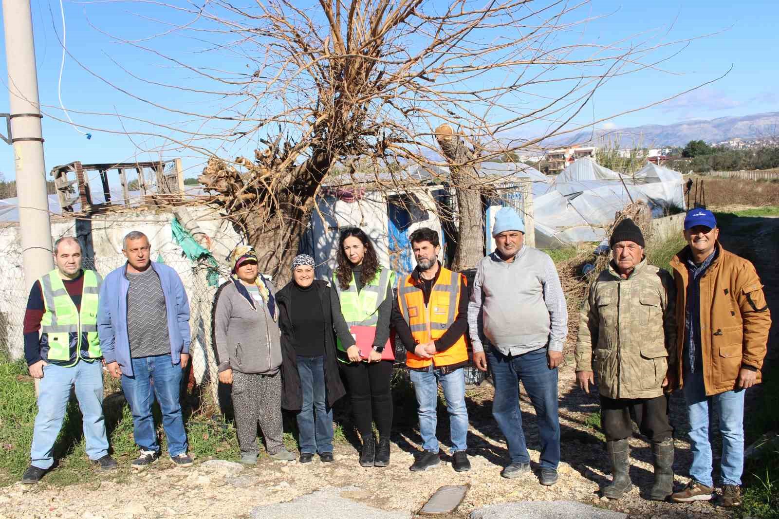 Büyükşehir Belediyesi’nden hortumdan zarar gören üreticiye destek