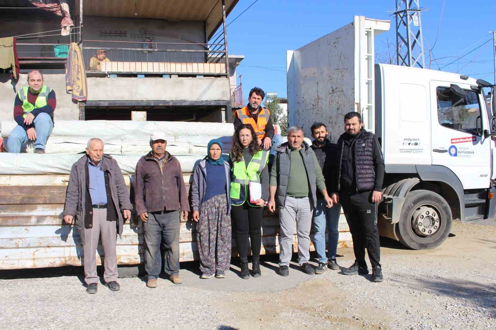Büyükşehir Belediyesi’nden hortumdan zarar gören üreticiye destek