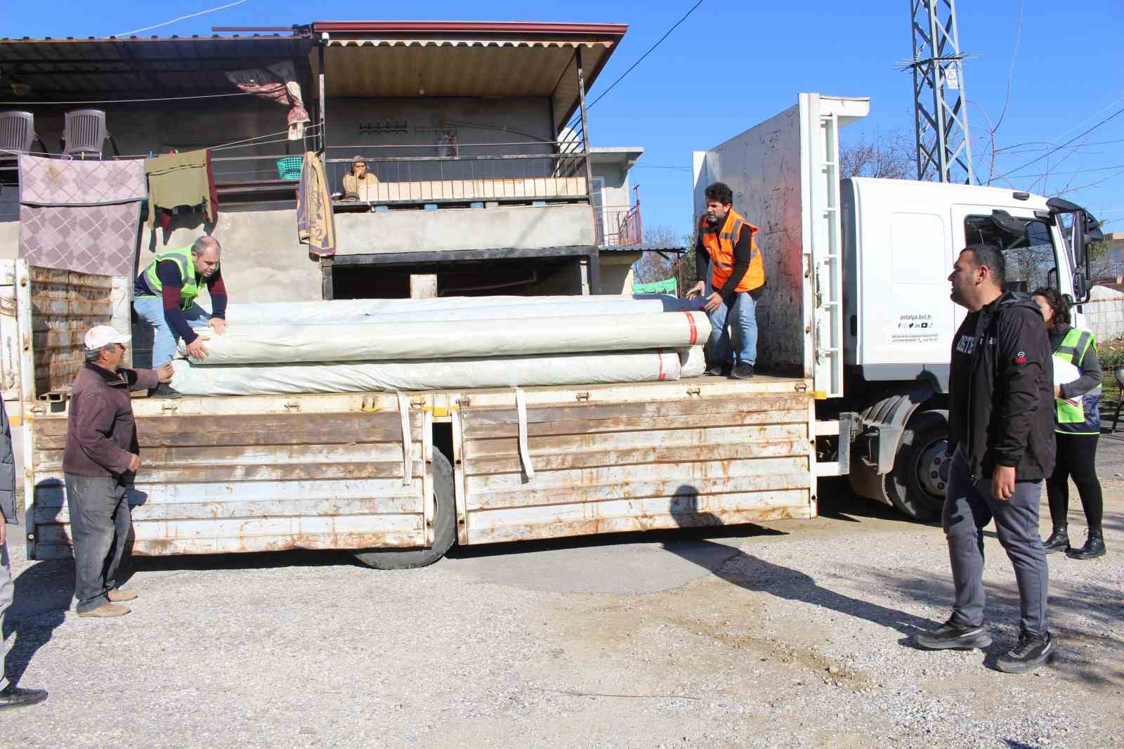 Büyükşehir Belediyesi’nden hortumdan zarar gören üreticiye destek
