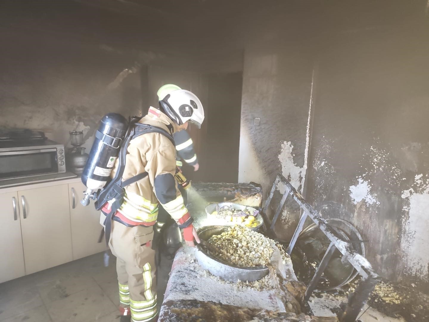 Defne’de yanan ev kullanılmaz hale geldi