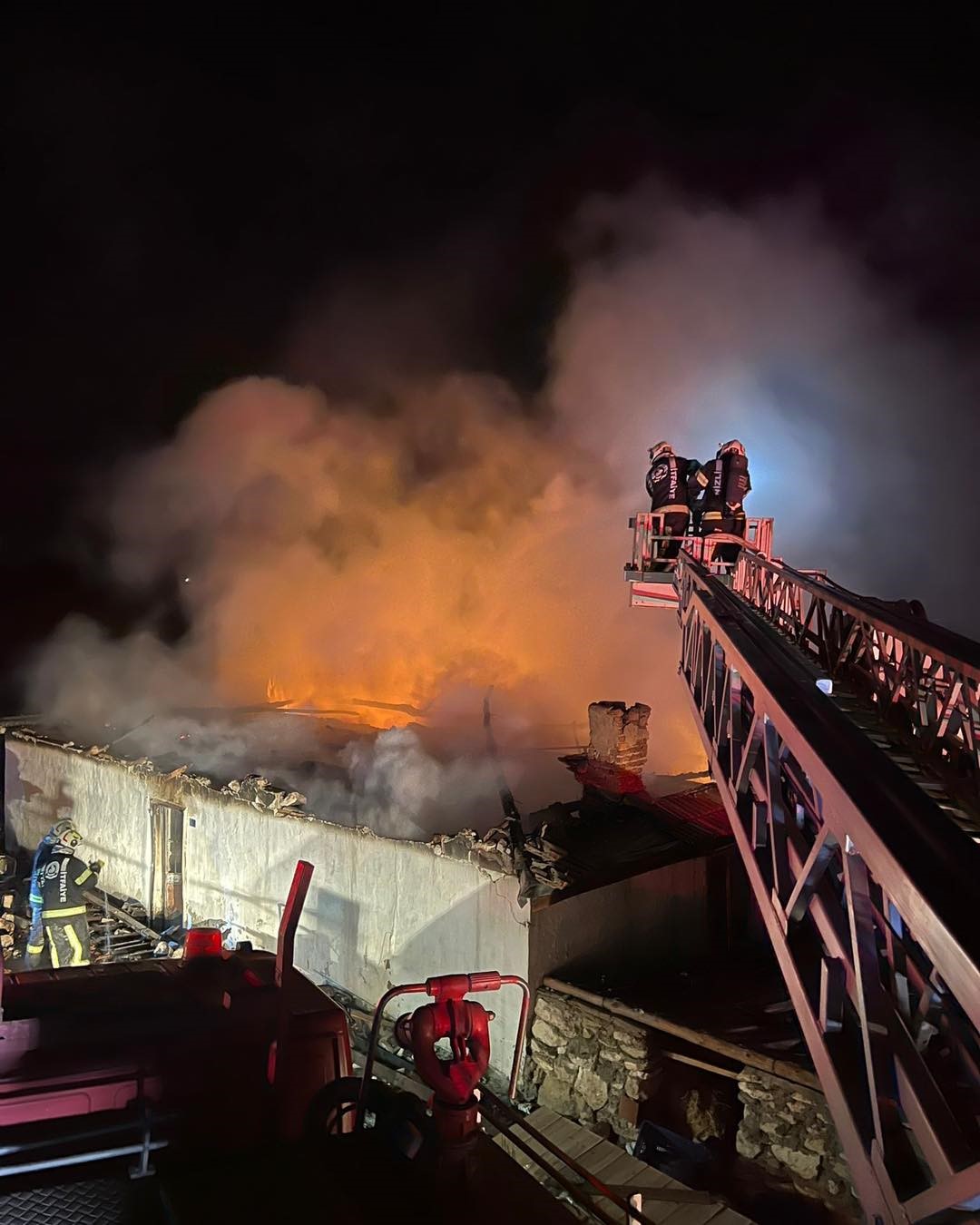 Denizli’de alevler iş yerini kullanılamaz hale getirdi