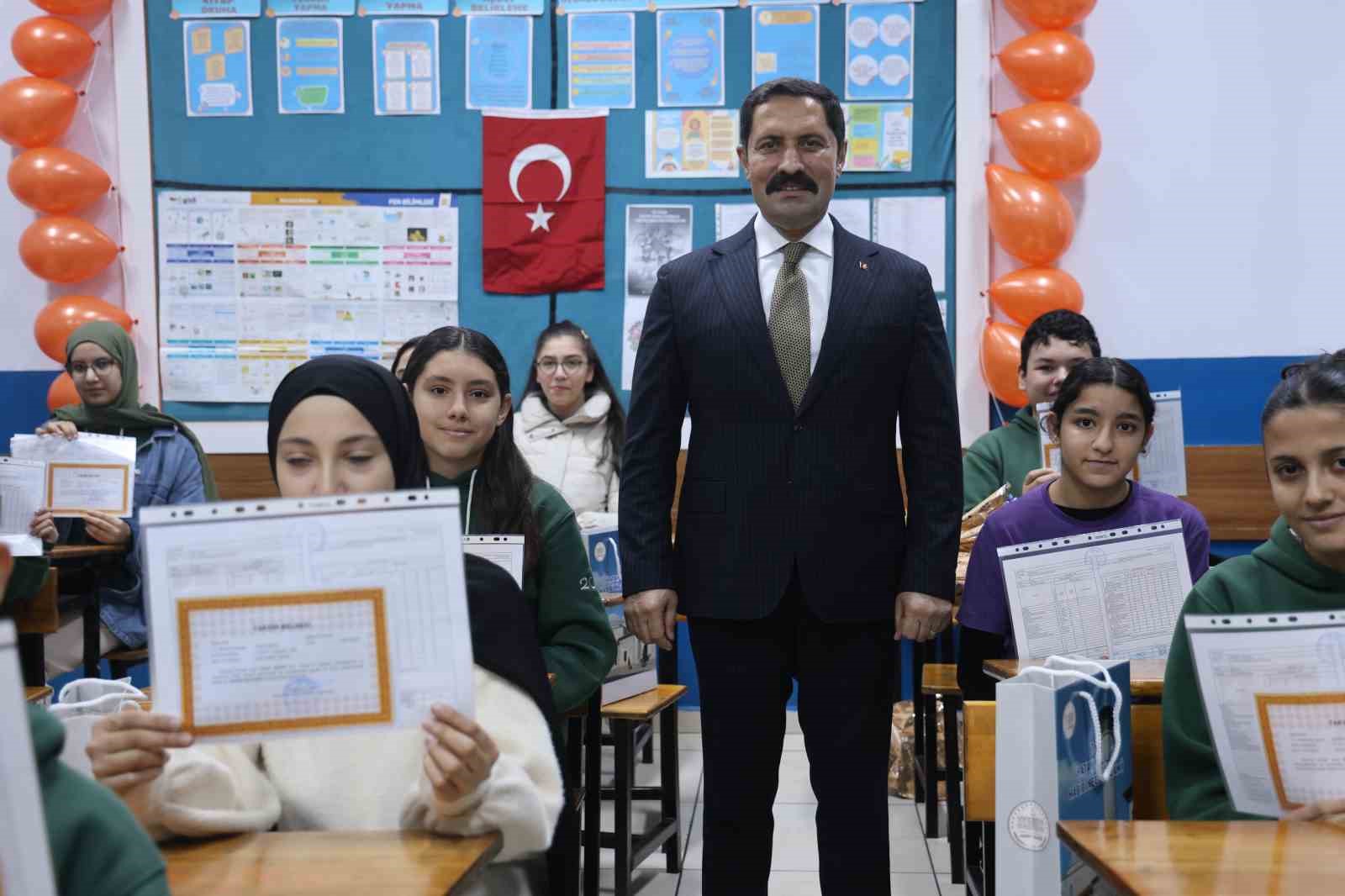 Depremin ardından 224 yeni okulun inşa edildiği Hatay’da 374 bin öğrenci karne heyecanı yaşadı