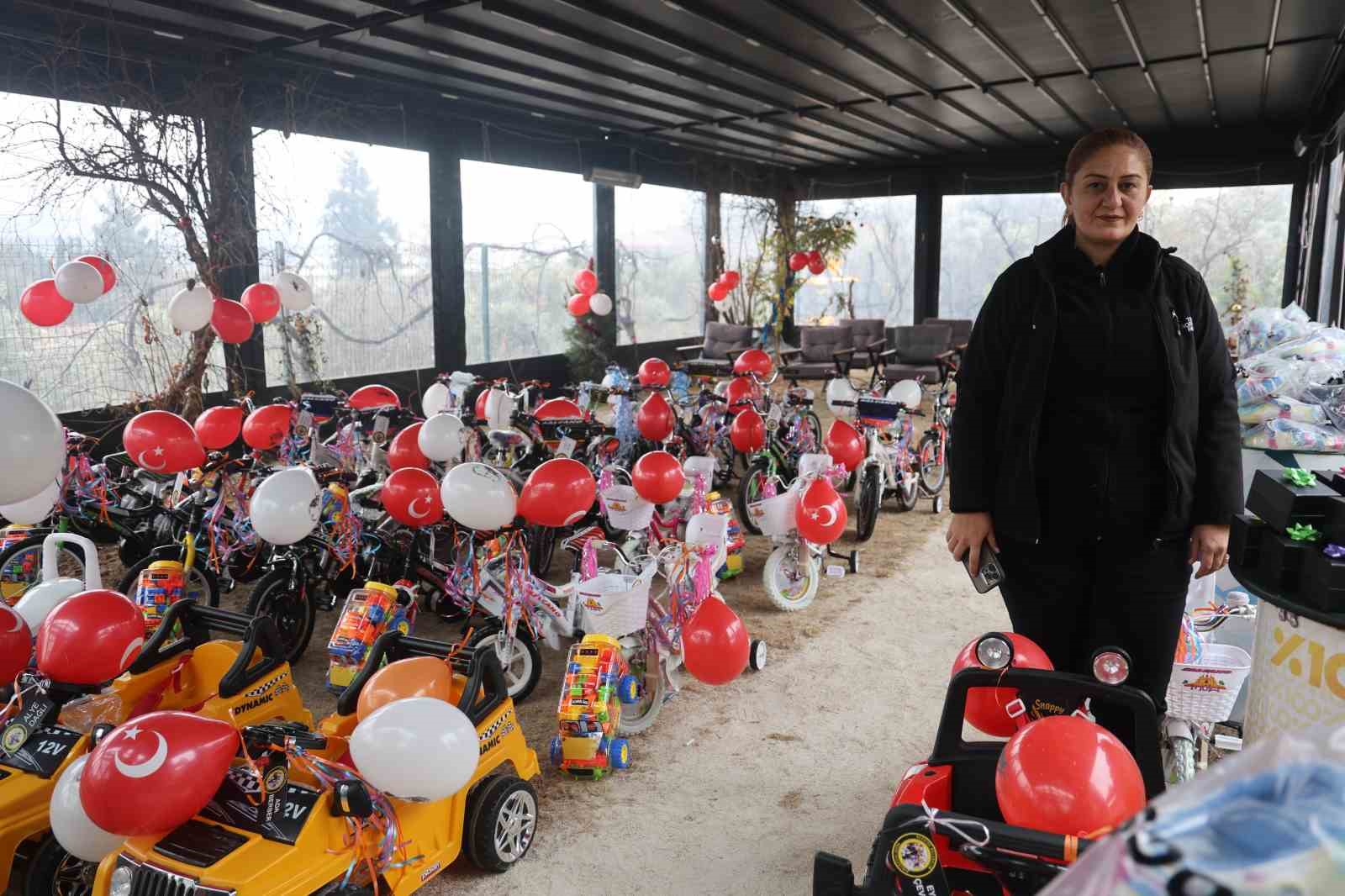 Depremzede öksüz ve yetim çocukların yüzü hediyelerle güldü