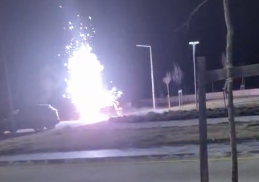 Devlet hastanesi bahçesinde otomobil yangını