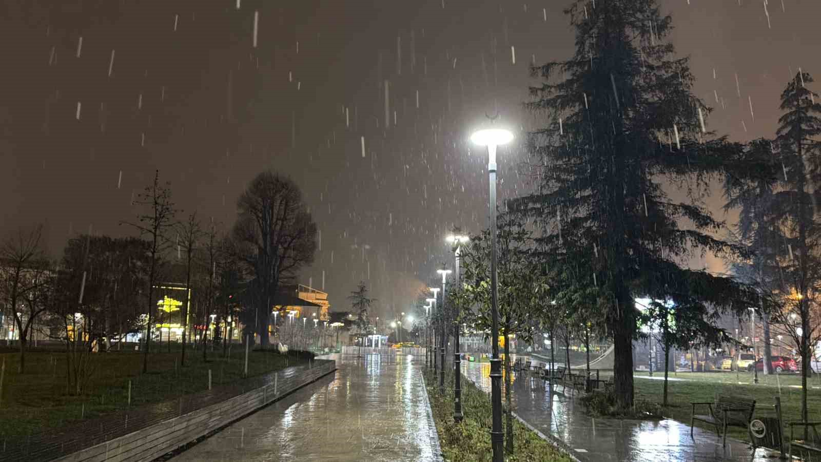 Düzce’de beklenen kar yağışı başladı