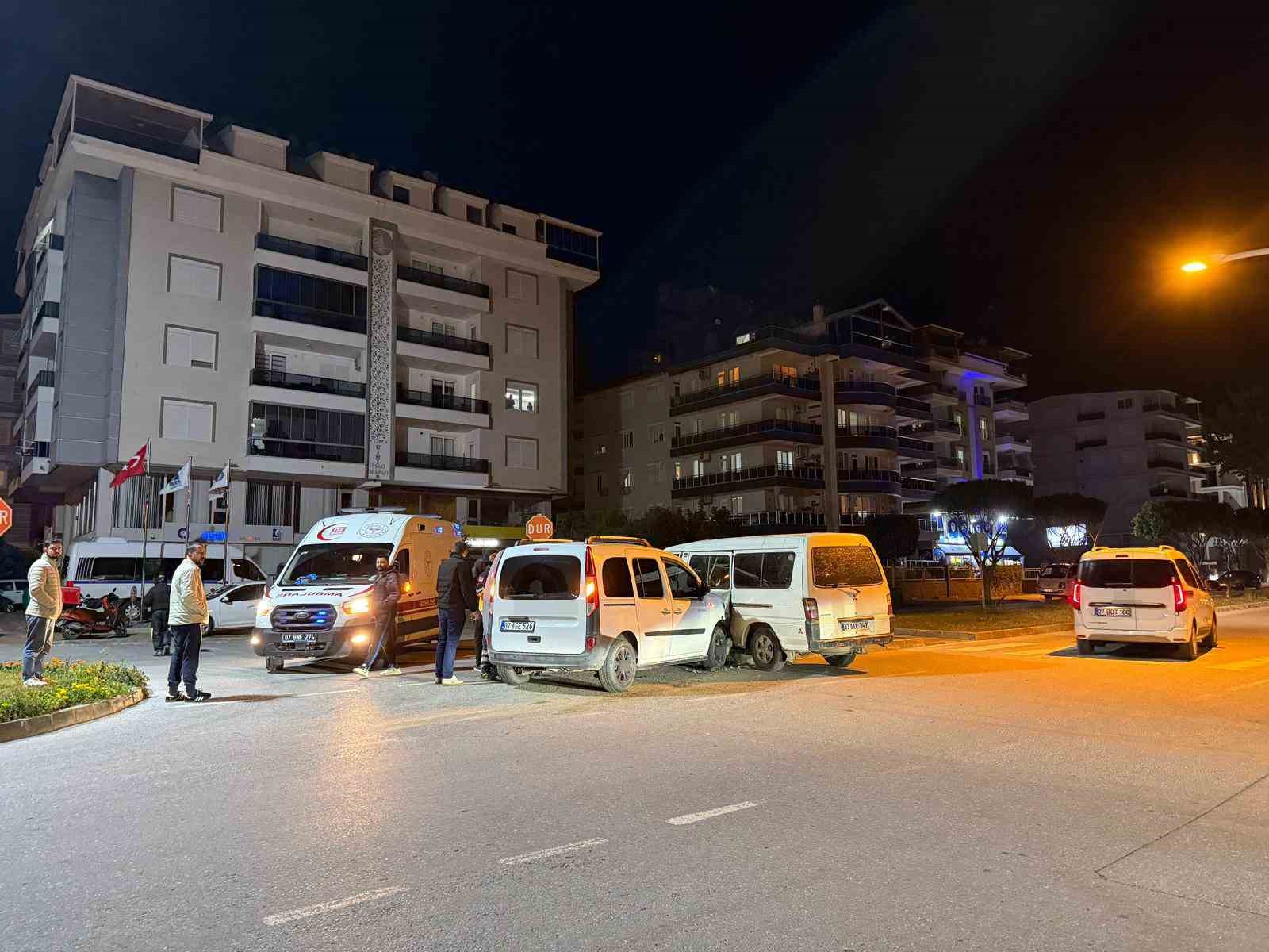 Gazipaşa’da iki kamyonet çarpıştı: 1 yaralı