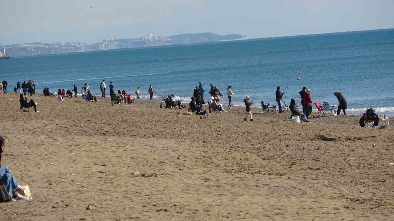 Antalya’da sahile akın eden vatandaşlar güneşin tadını çıkardı