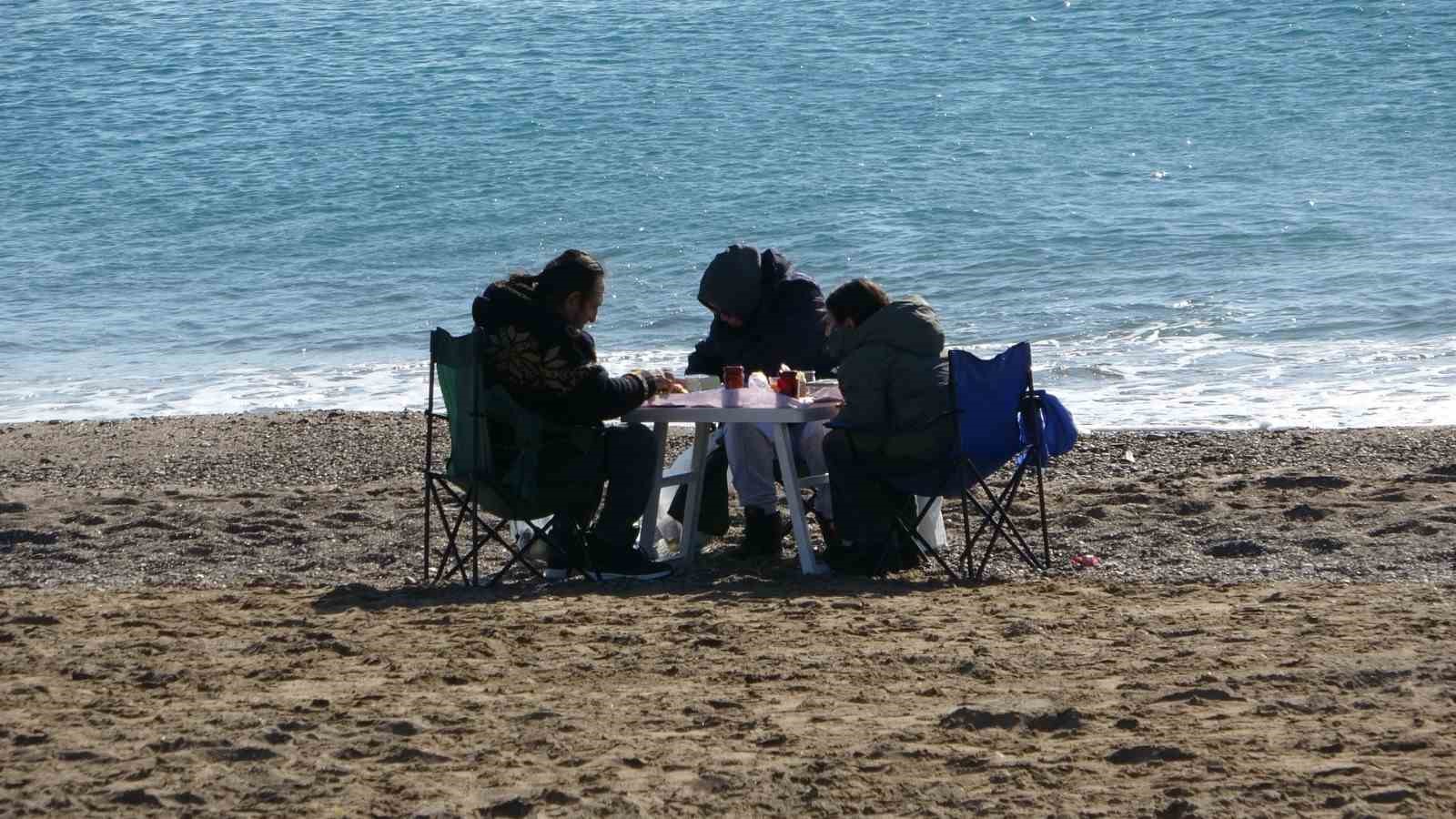 Antalya’da sahile akın eden vatandaşlar güneşin tadını çıkardı