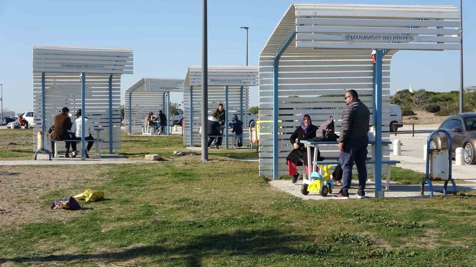 Antalya’da sahile akın eden vatandaşlar güneşin tadını çıkardı