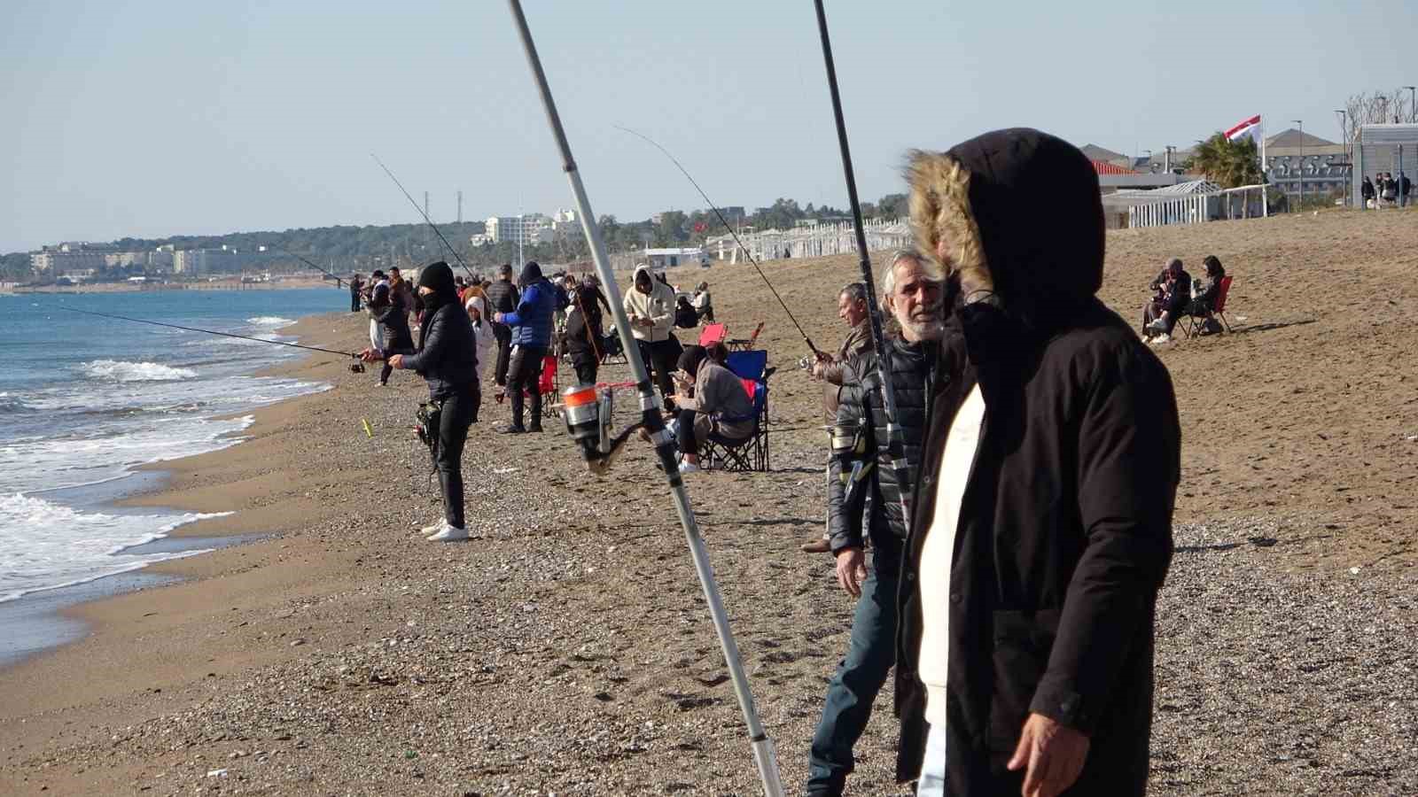 Antalya’da sahile akın eden vatandaşlar güneşin tadını çıkardı